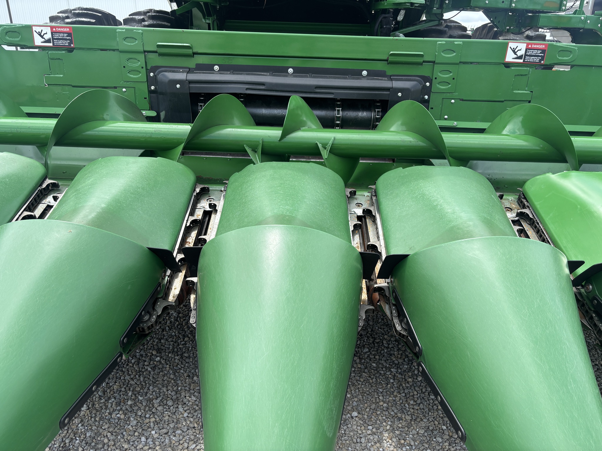Used 2022 John Deere C8R Corn and Row Crop headers at Koenig Equipment in Greenville, OH - PhotoXL7
