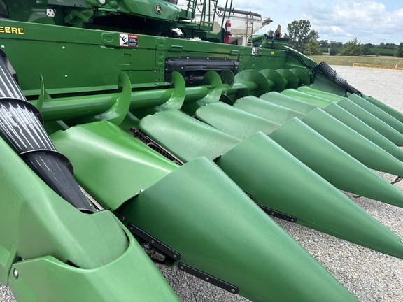 Used 2022 John Deere C8R Corn and Row Crop headers at Koenig Equipment in Greenville, OH - Photo6