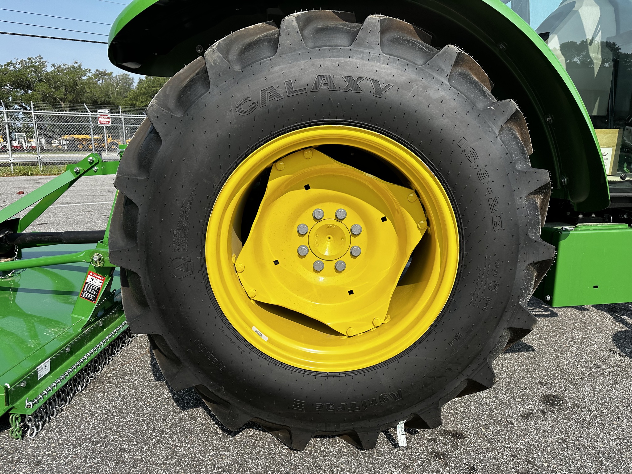 2025 John Deere 5067E Image 6