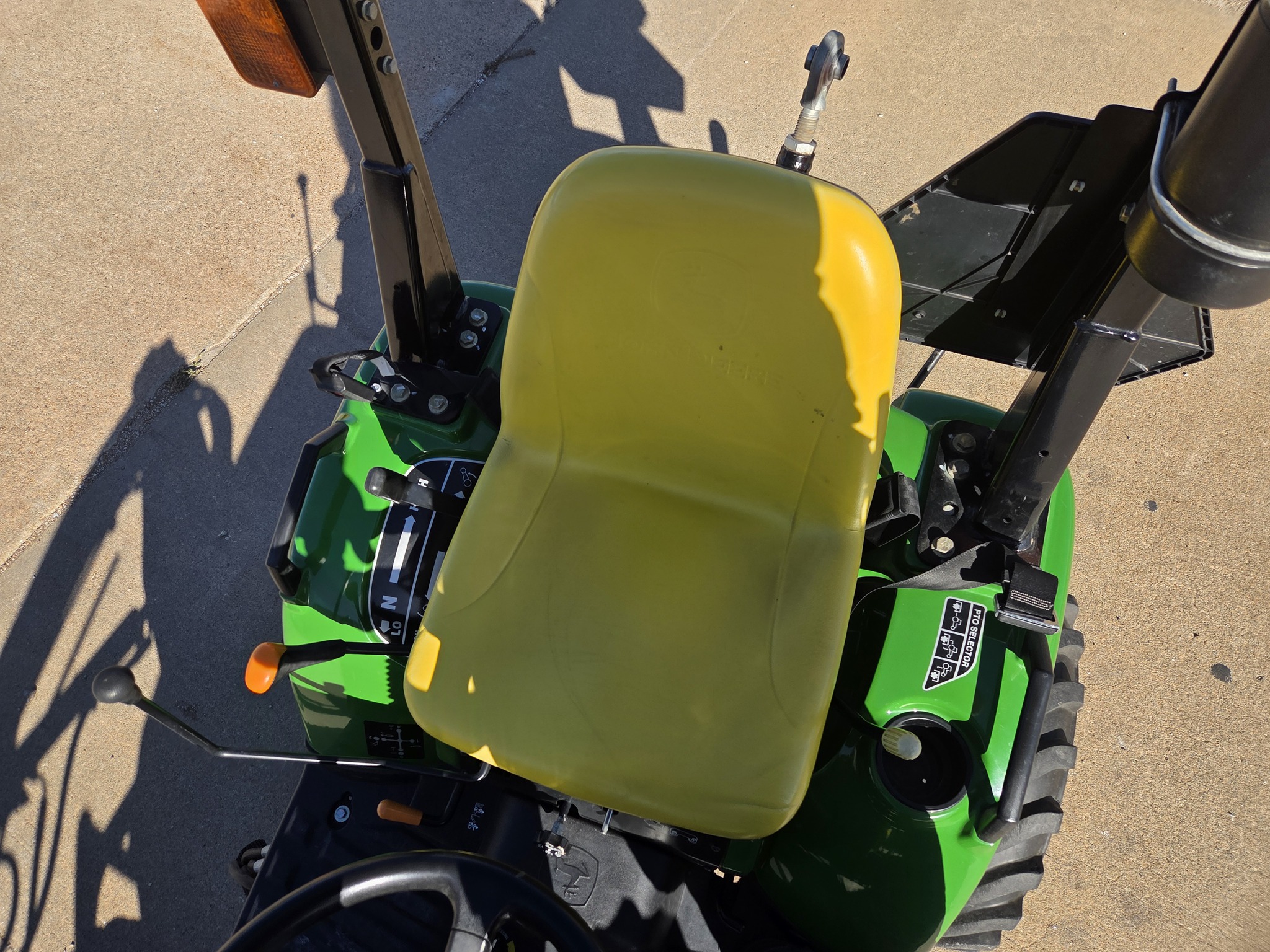 2010 John Deere 2305 Image 8