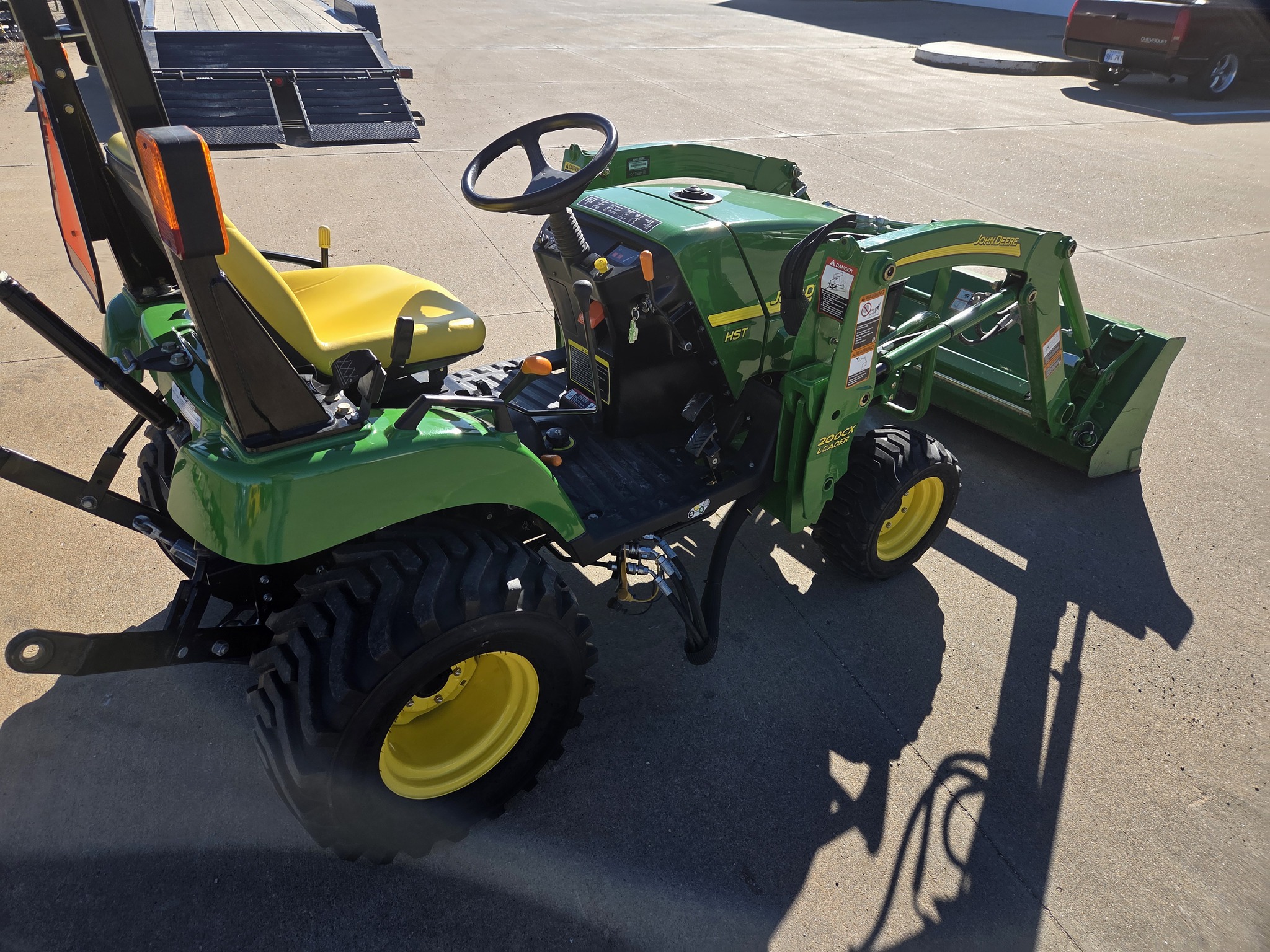 2010 John Deere 2305 Image 5