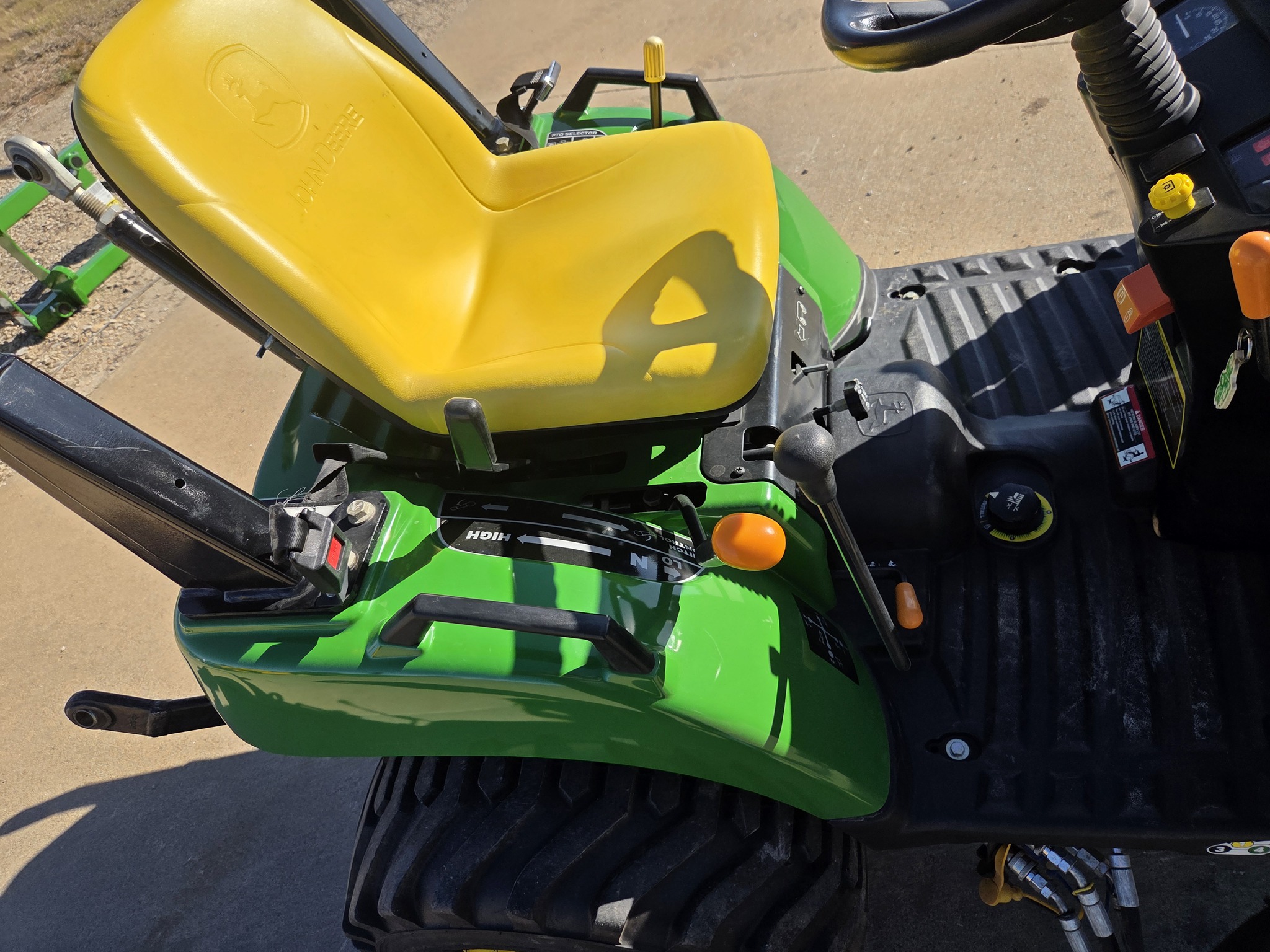 2010 John Deere 2305 Image 7