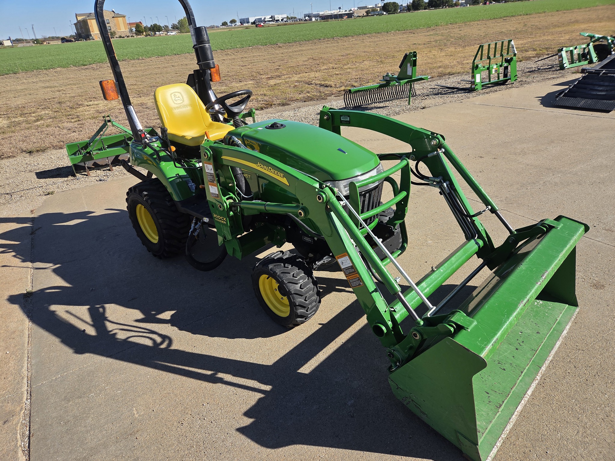 2010 John Deere 2305 Image 3