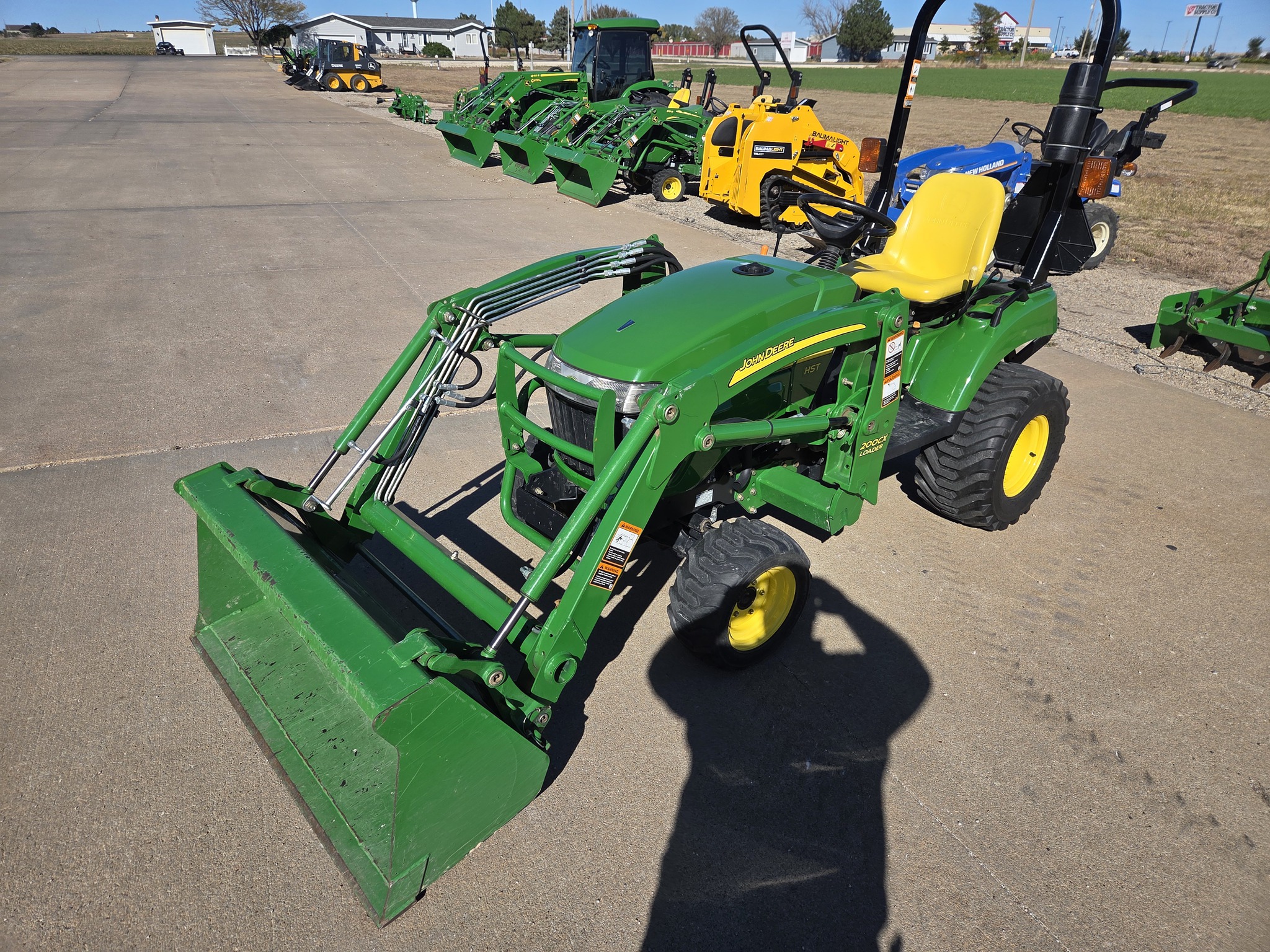 2010 John Deere 2305 Image 2