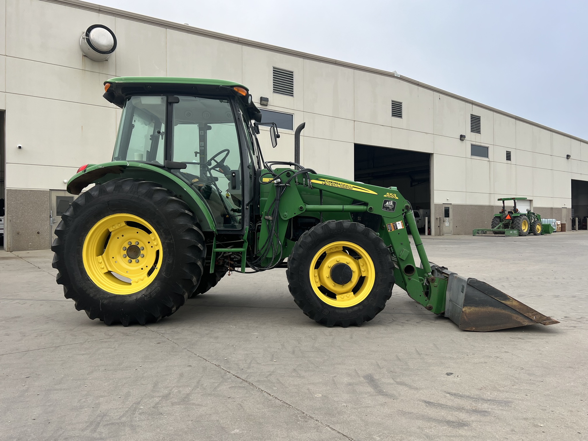 2010 John Deere 5083E Image 2