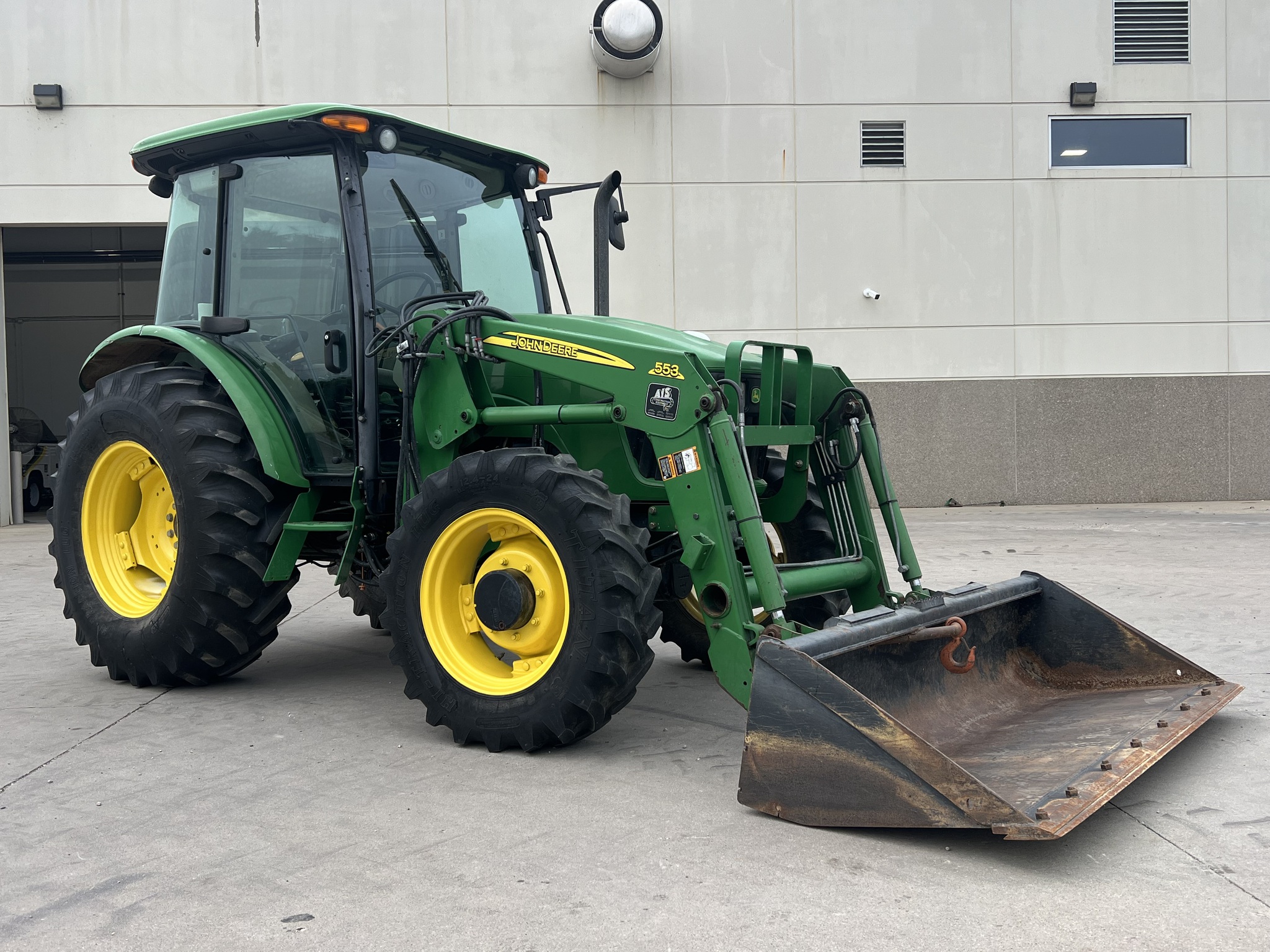 2010 John Deere 5083E Image 1