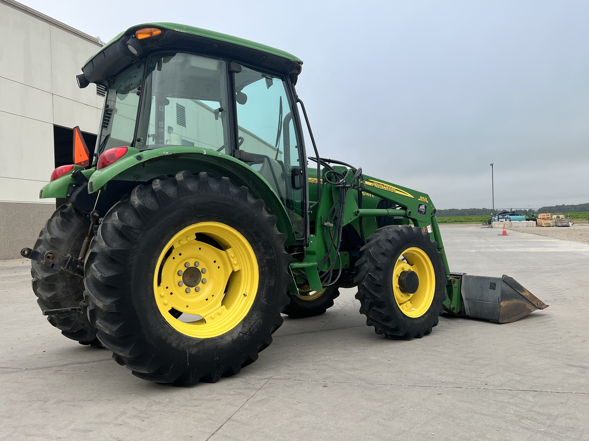 2010 John Deere 5083E Image 3