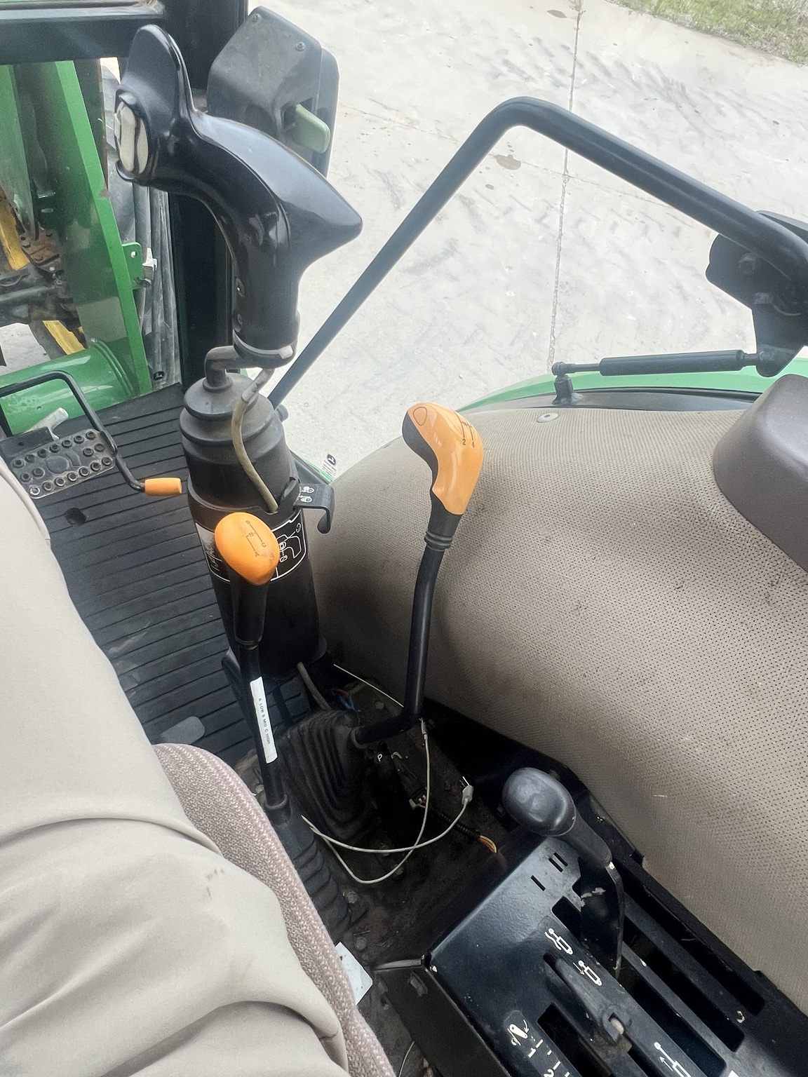 2010 John Deere 5083E Image 13