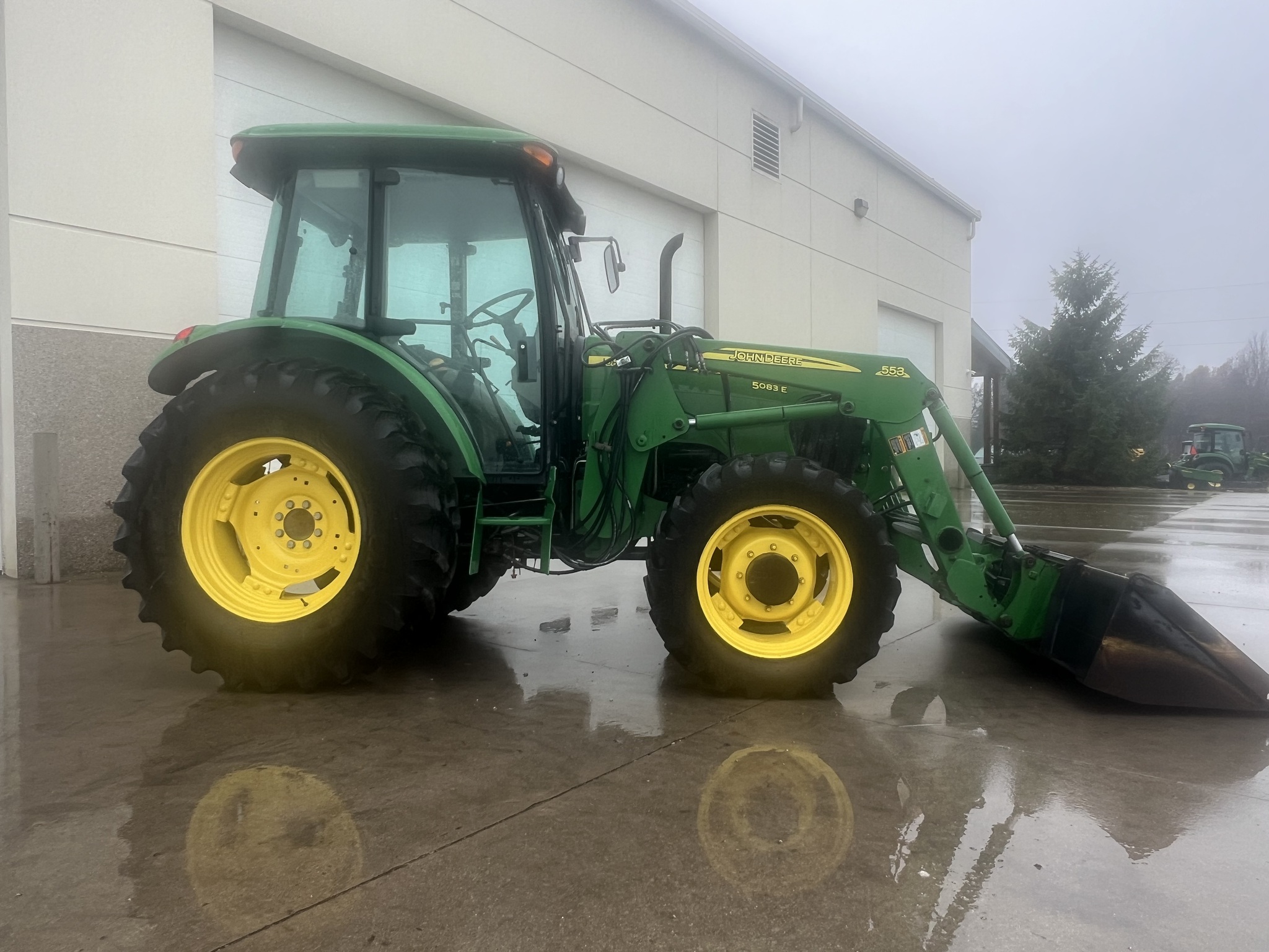 2010 John Deere 5083E Image 2