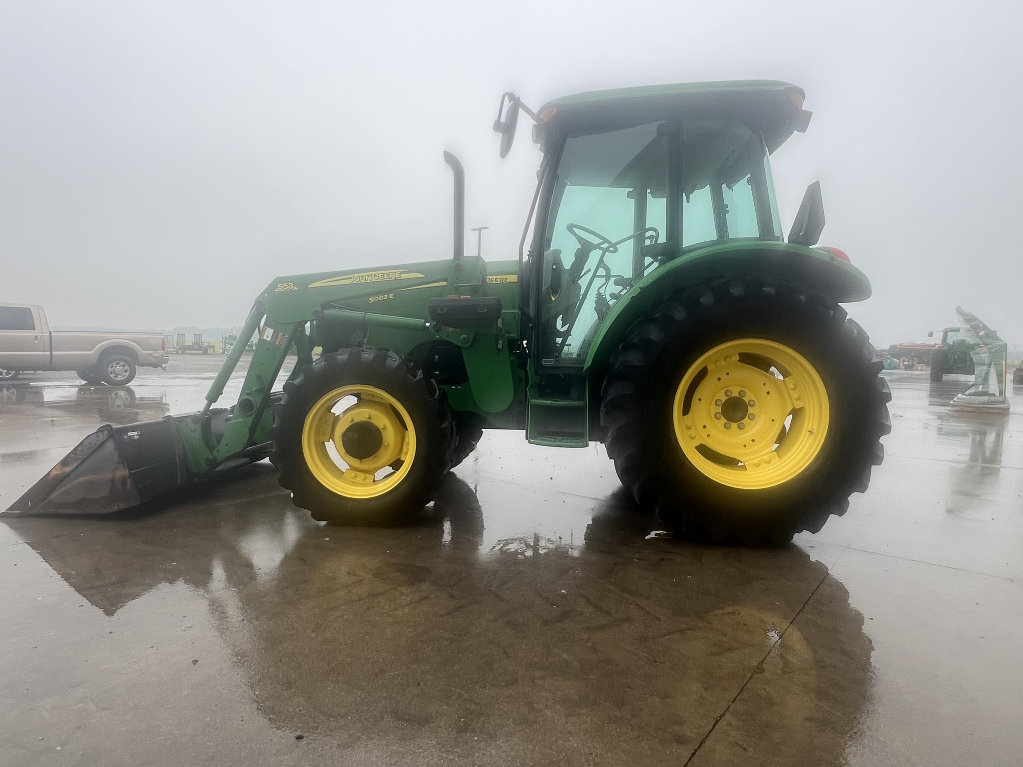 2010 John Deere 5083E Image 6