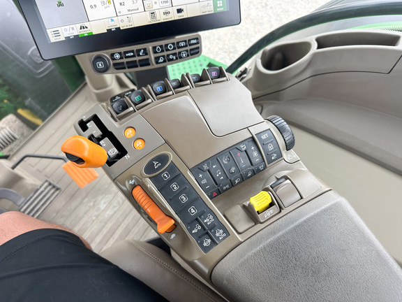 2022 John-Deere 8R 250