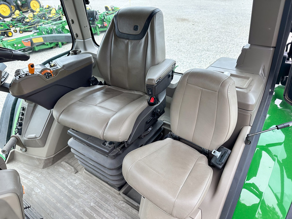 2022 John-Deere 8R 250