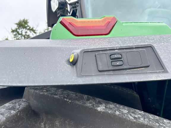 2022 John-Deere 8R 250