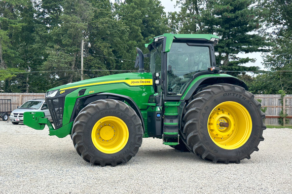 2022 John-Deere 8R 250