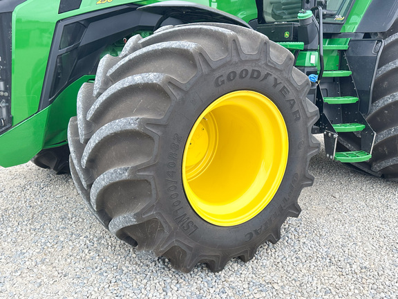 2022 John-Deere 8R 250