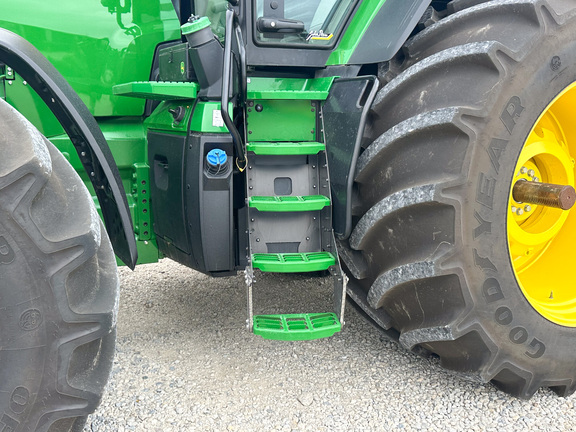 2022 John-Deere 8R 250