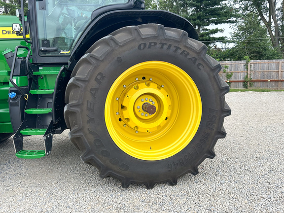 2022 John-Deere 8R 250