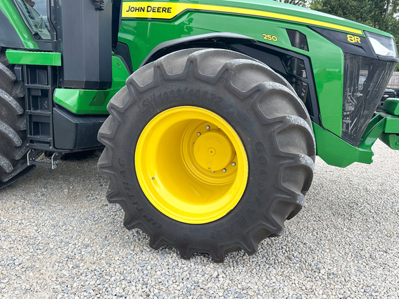 2022 John-Deere 8R 250