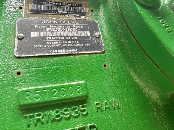 2022 John-Deere 8R 250