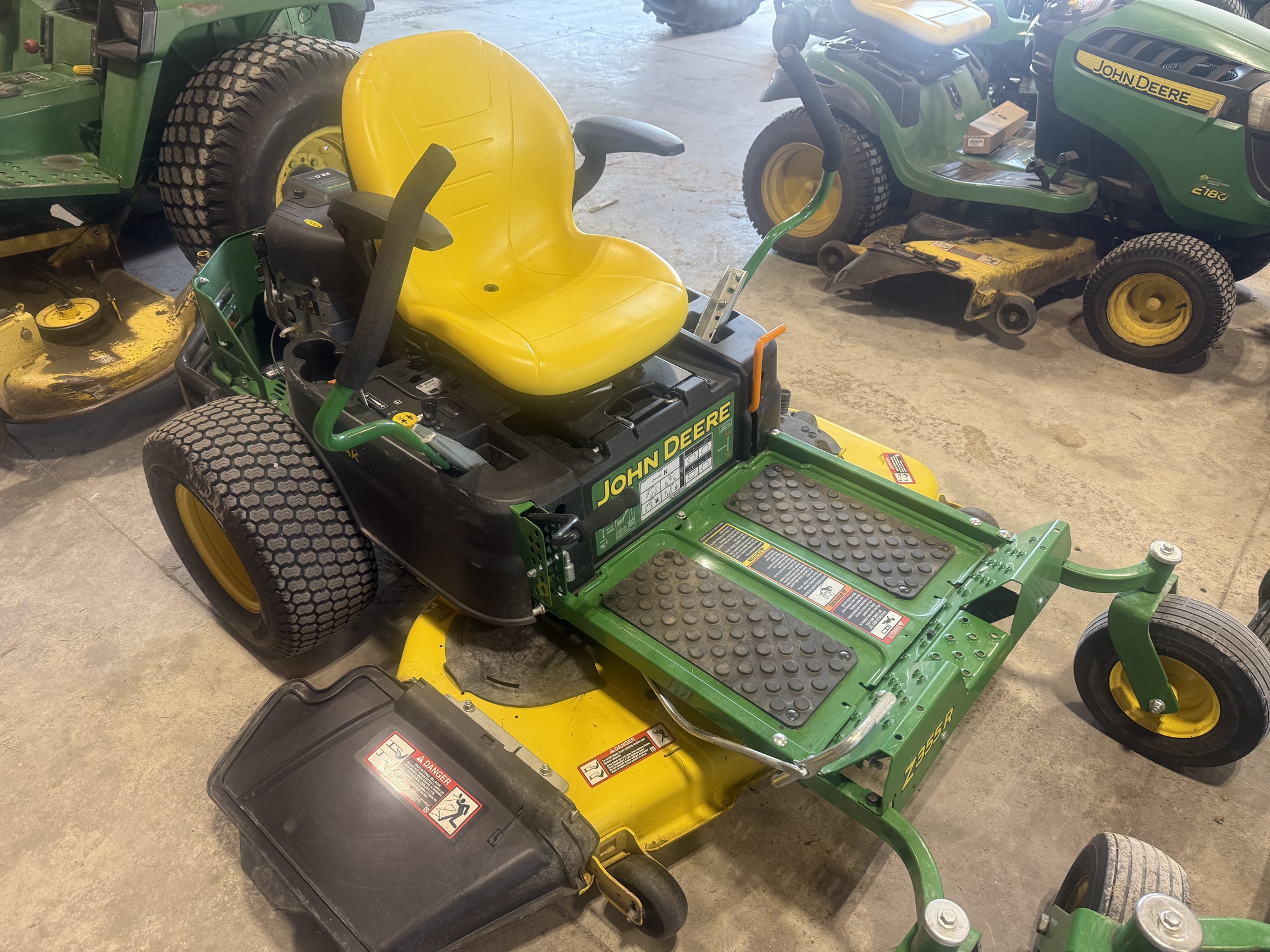 2021 John Deere Z355R Image 4