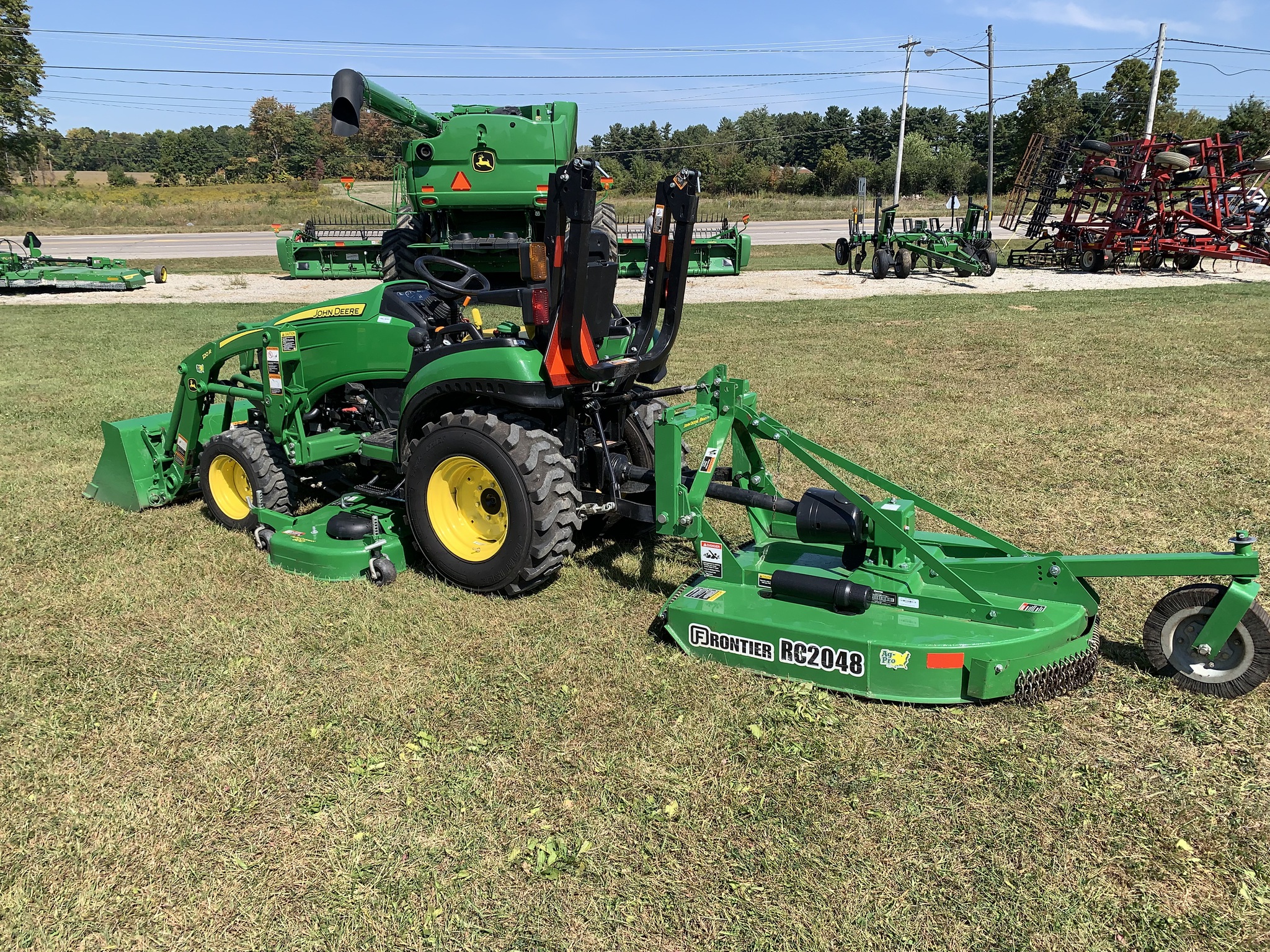 2021 John Deere 2025R Image 4