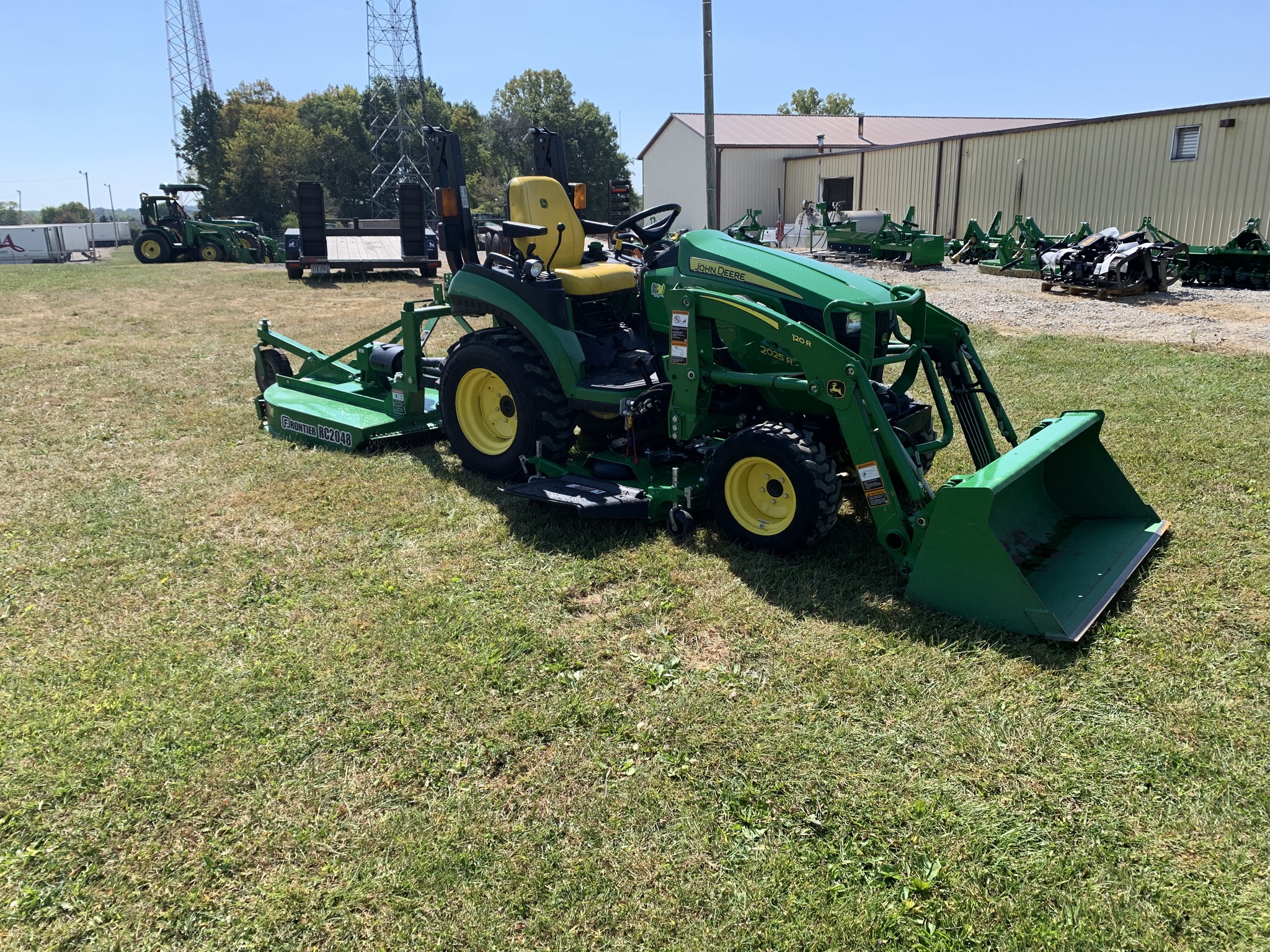 2021 John Deere 2025R Image 9