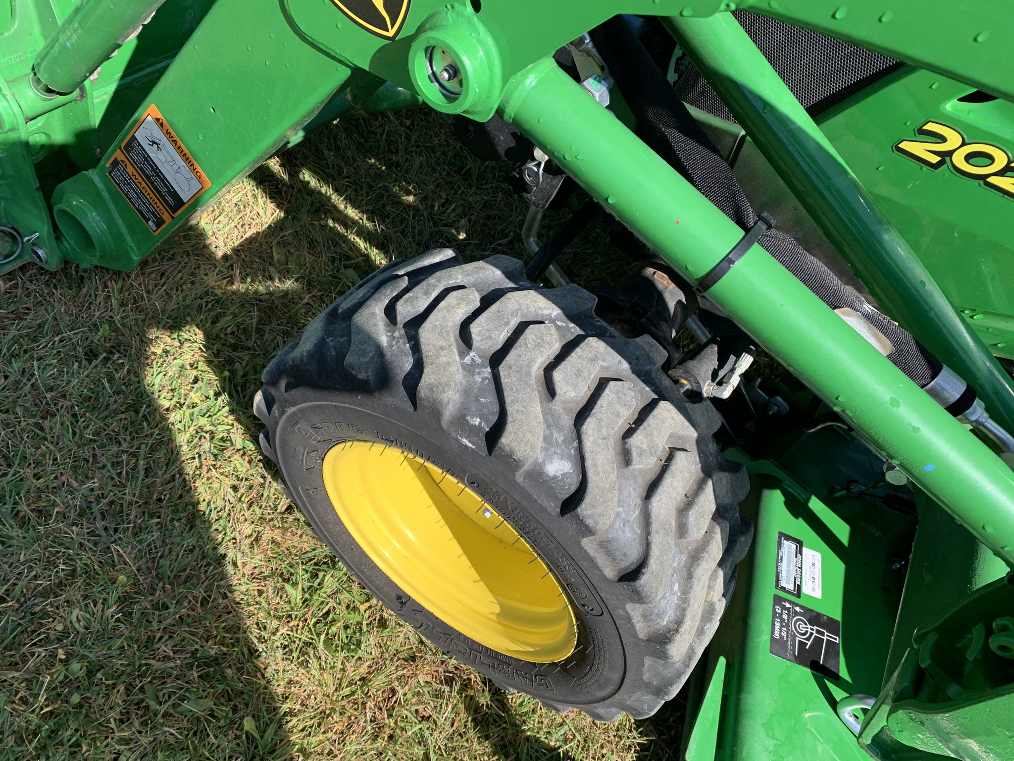 2021 John Deere 2025R Image 17