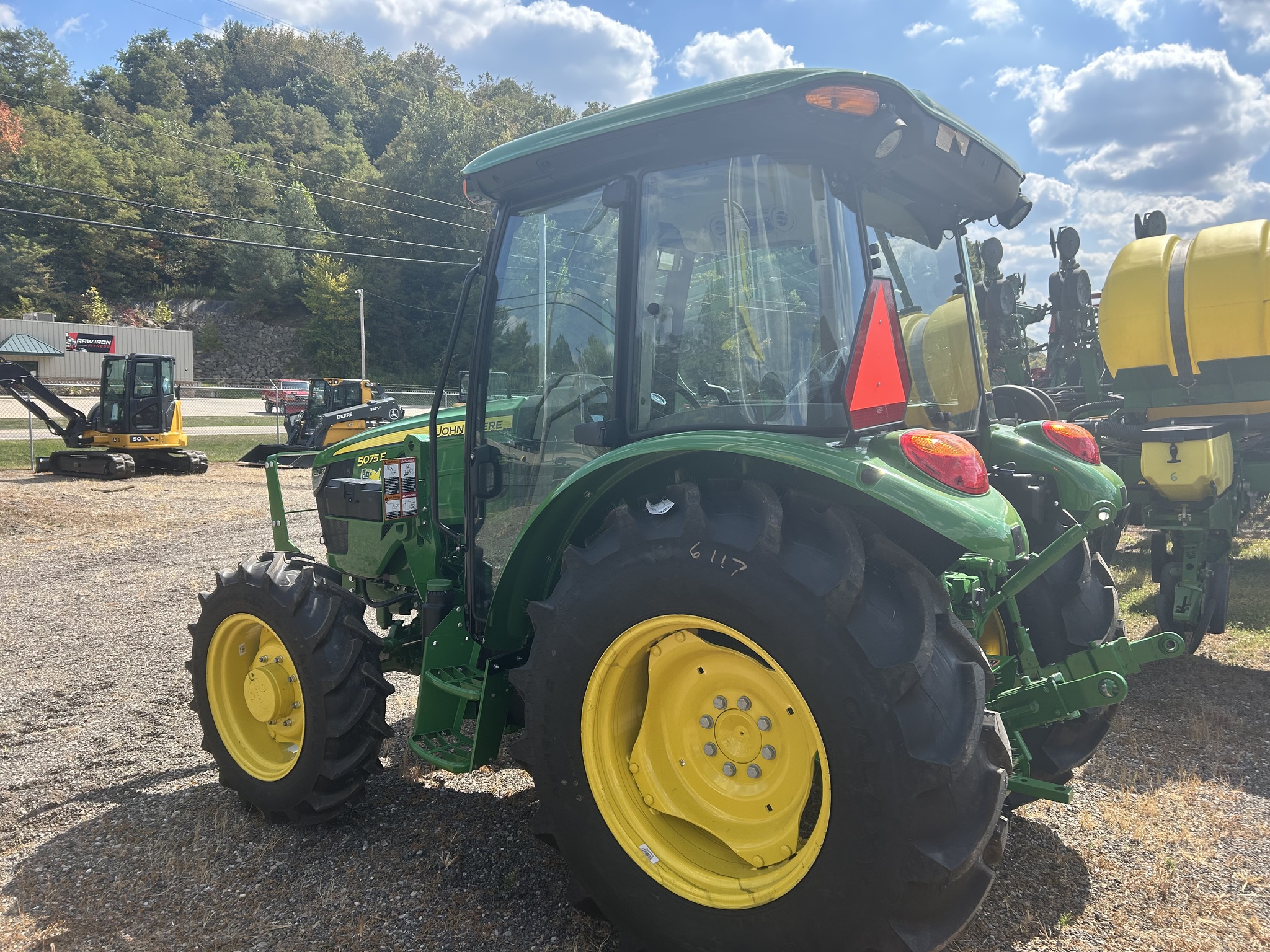 2025 John Deere 5075E Image 3