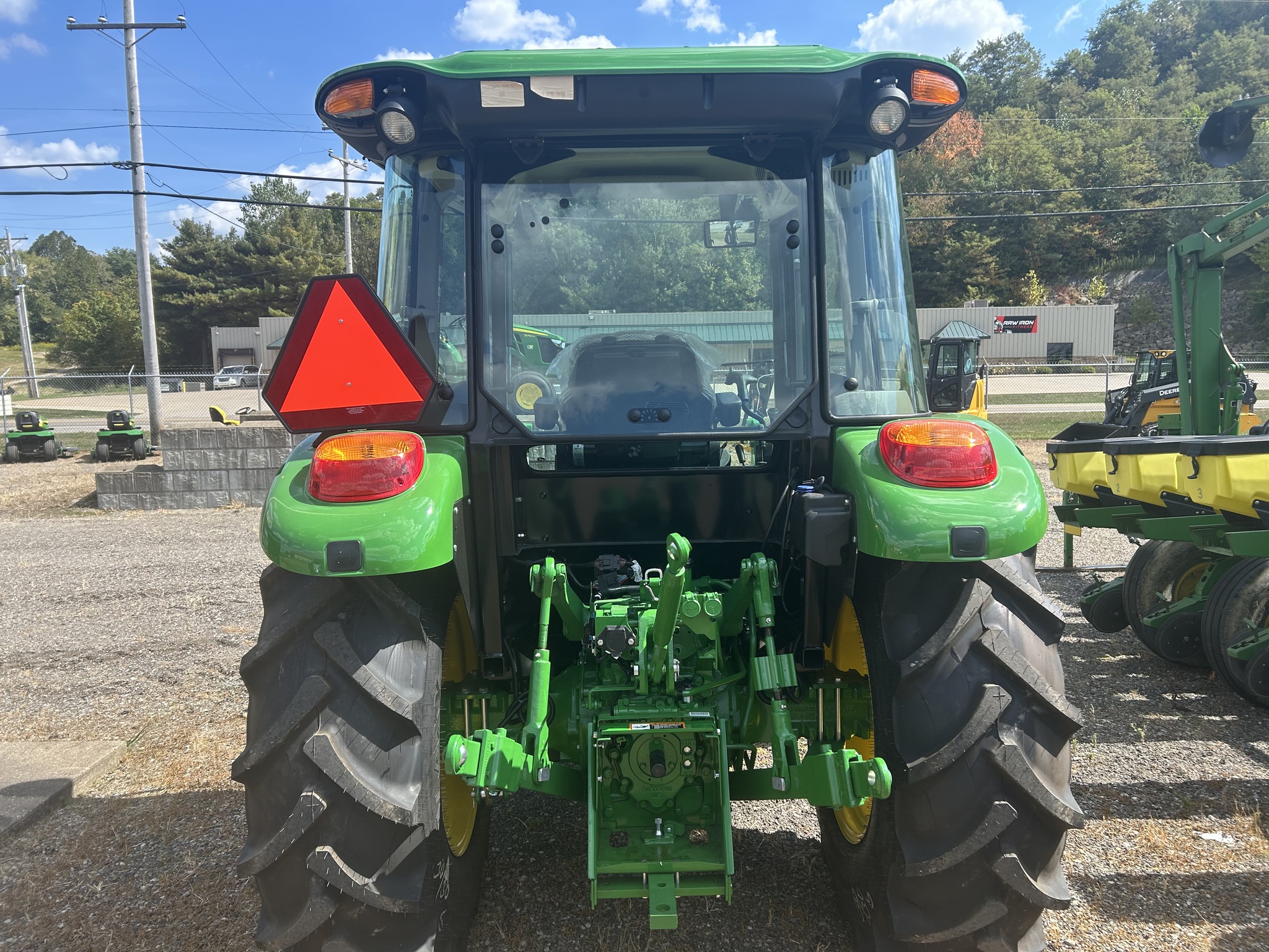 2025 John Deere 5075E Image 4