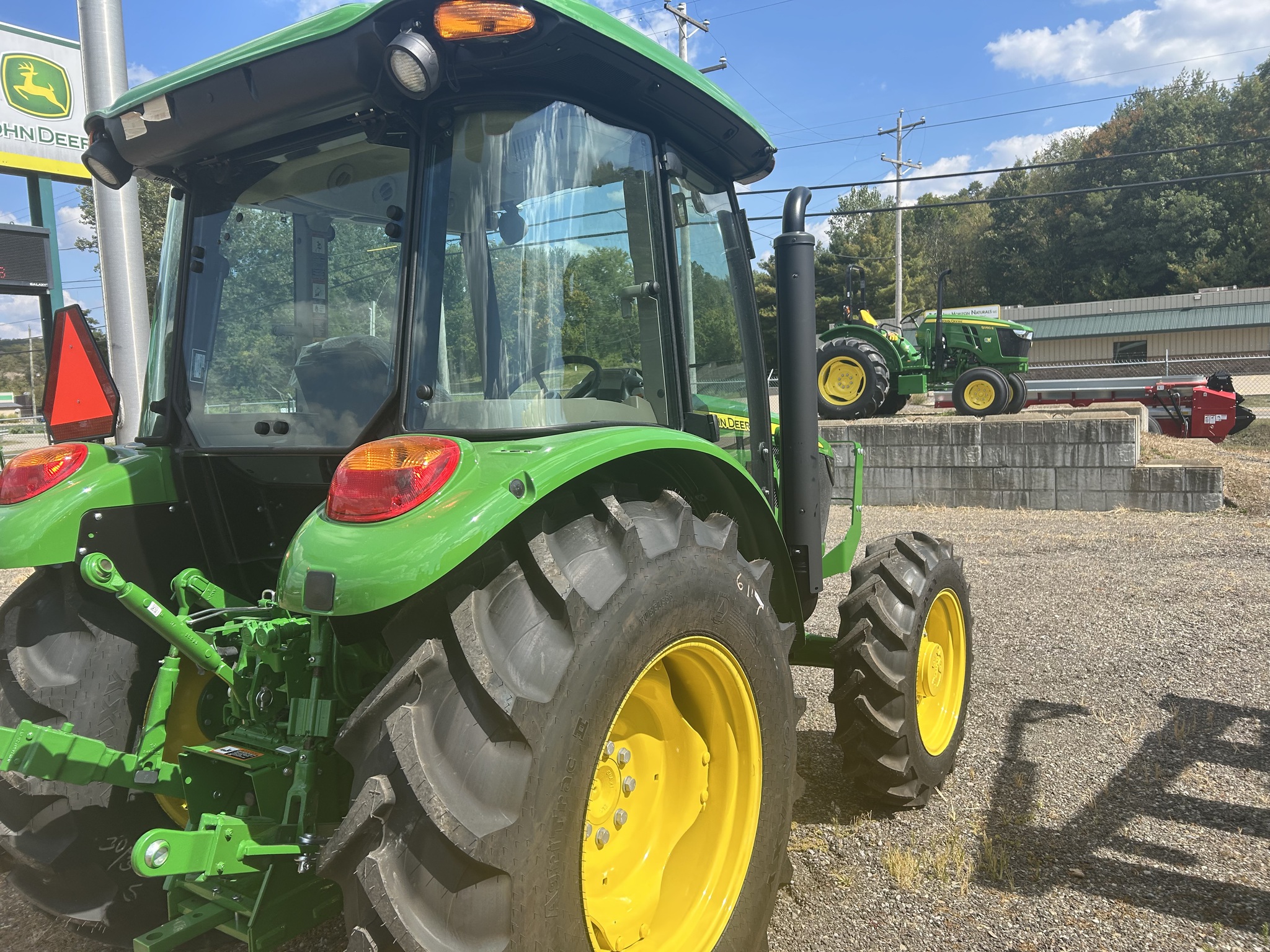 2025 John Deere 5075E Image 5