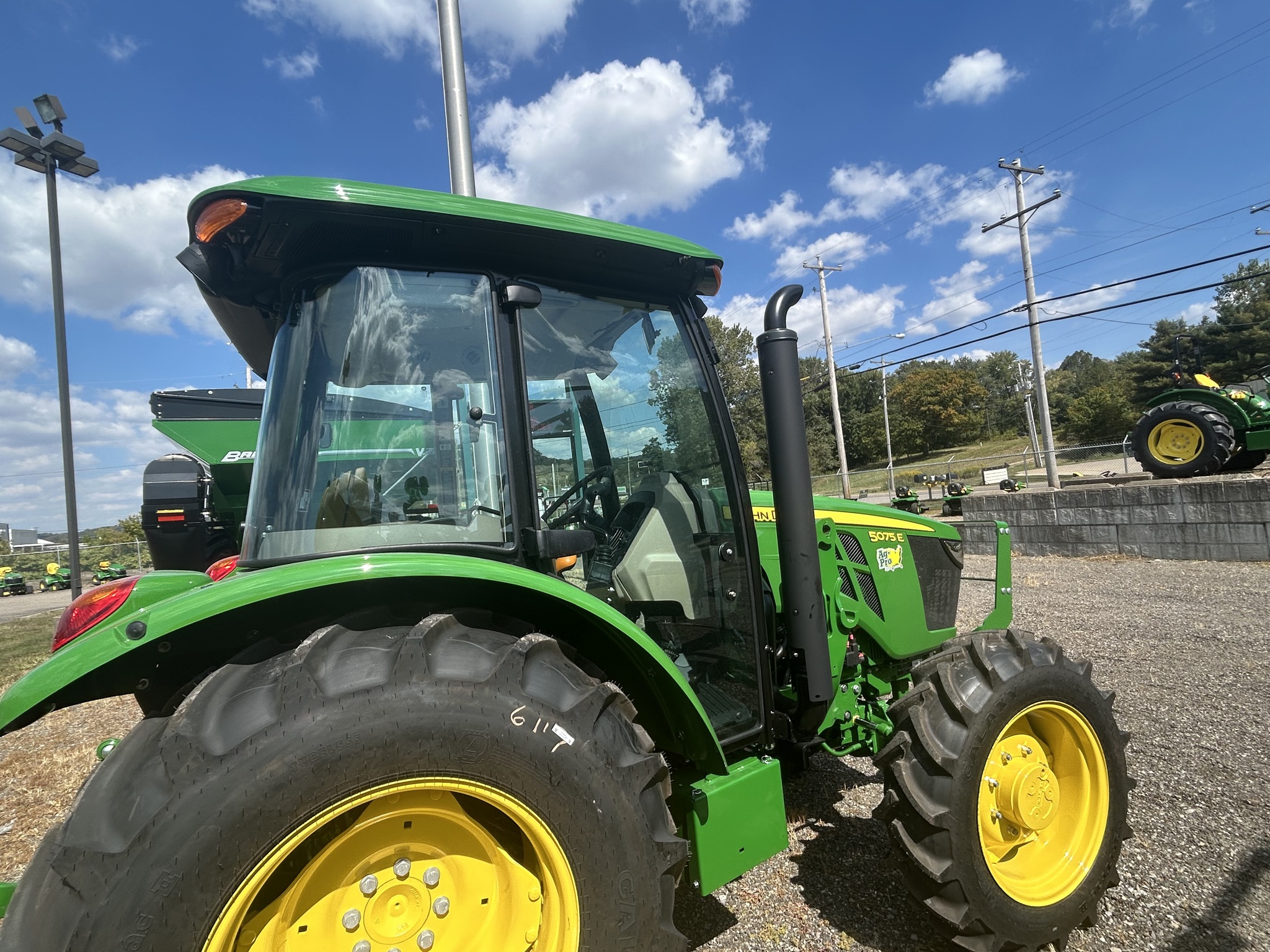 2025 John Deere 5075E Image 6