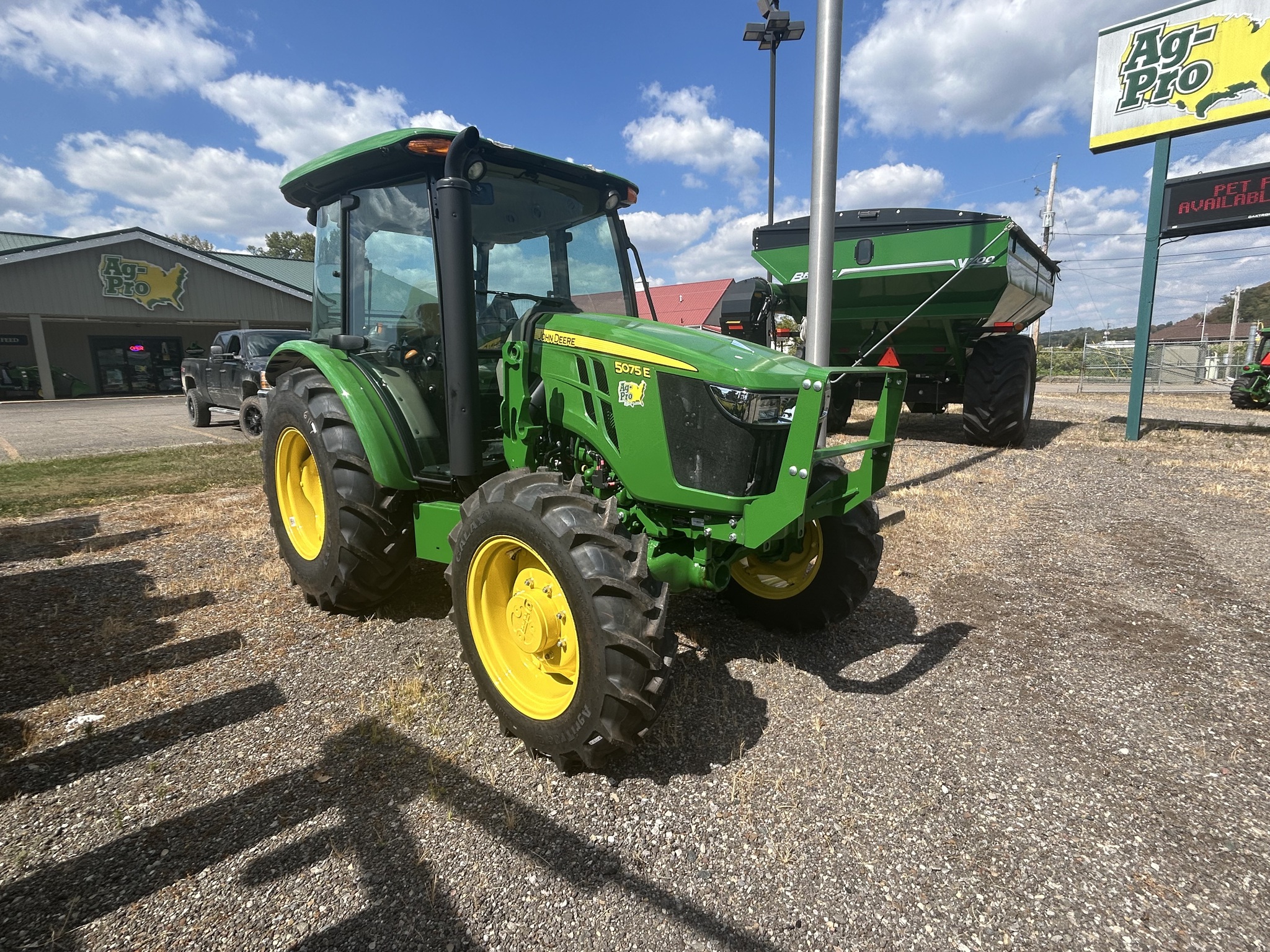 2025 John Deere 5075E Image 7