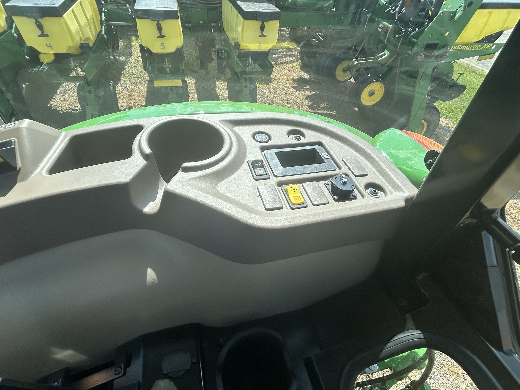 2025 John Deere 5075E Image 17
