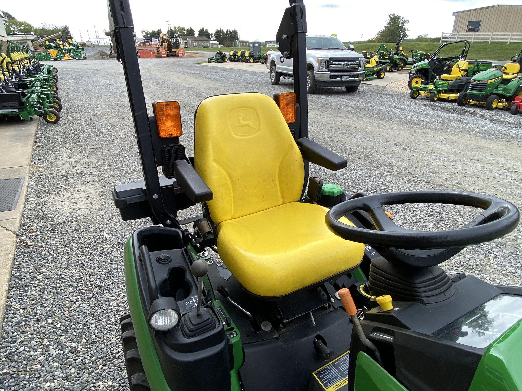 2015 John Deere 1025R Image 5