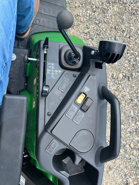 2025 John Deere 2032R Image 6