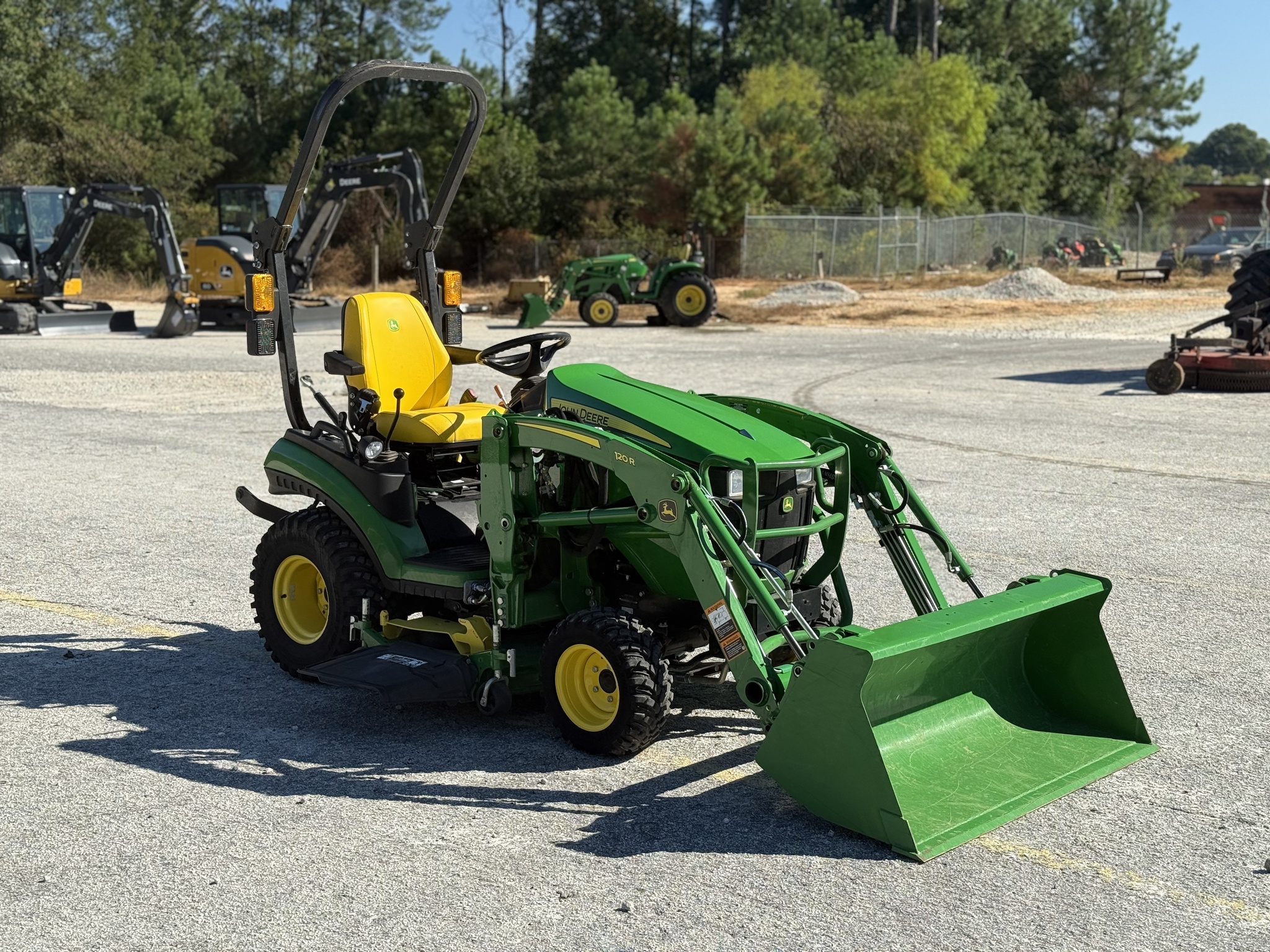 2022 John Deere 1025R Image 3