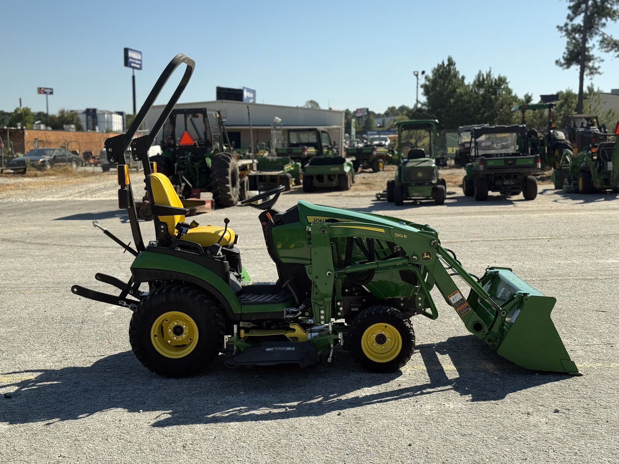 2022 John Deere 1025R Image 6