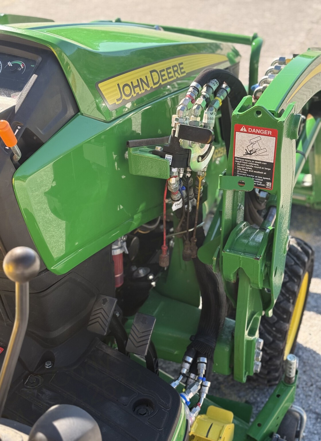 2022 John Deere 1025R Image 11