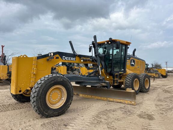 Photo of a 2024 John Deere 672G