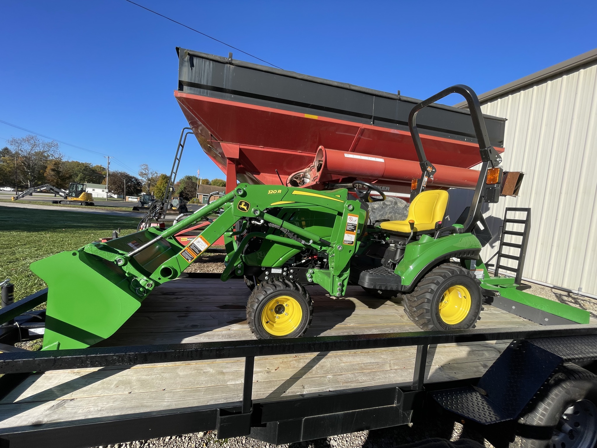 2025 John Deere 1023E Image 5