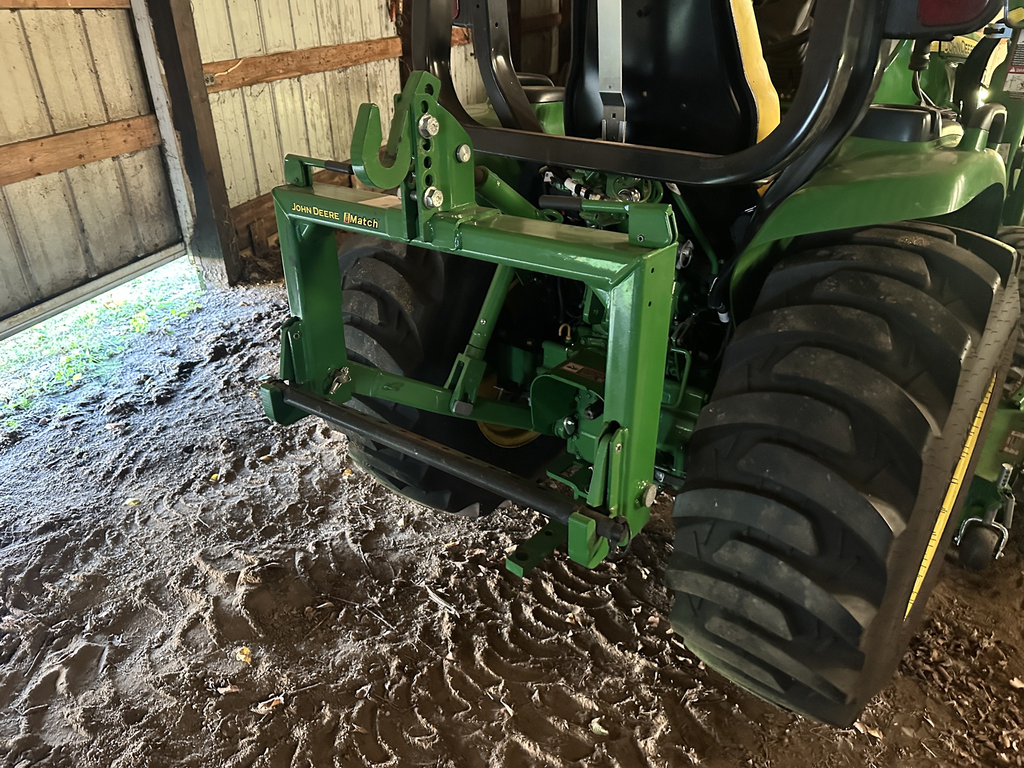 2021 John Deere 3046R Image 3