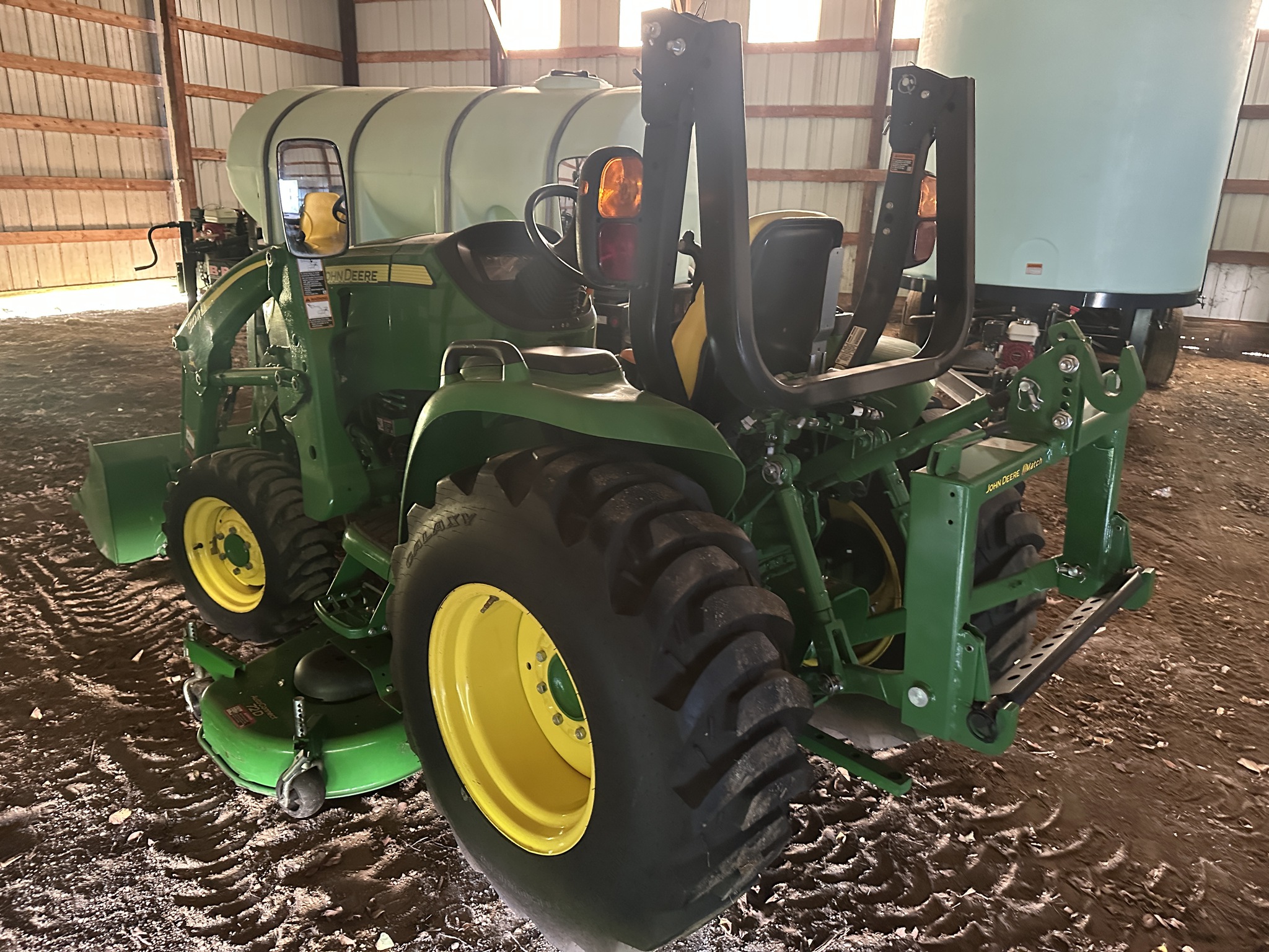 2021 John Deere 3046R Image 9