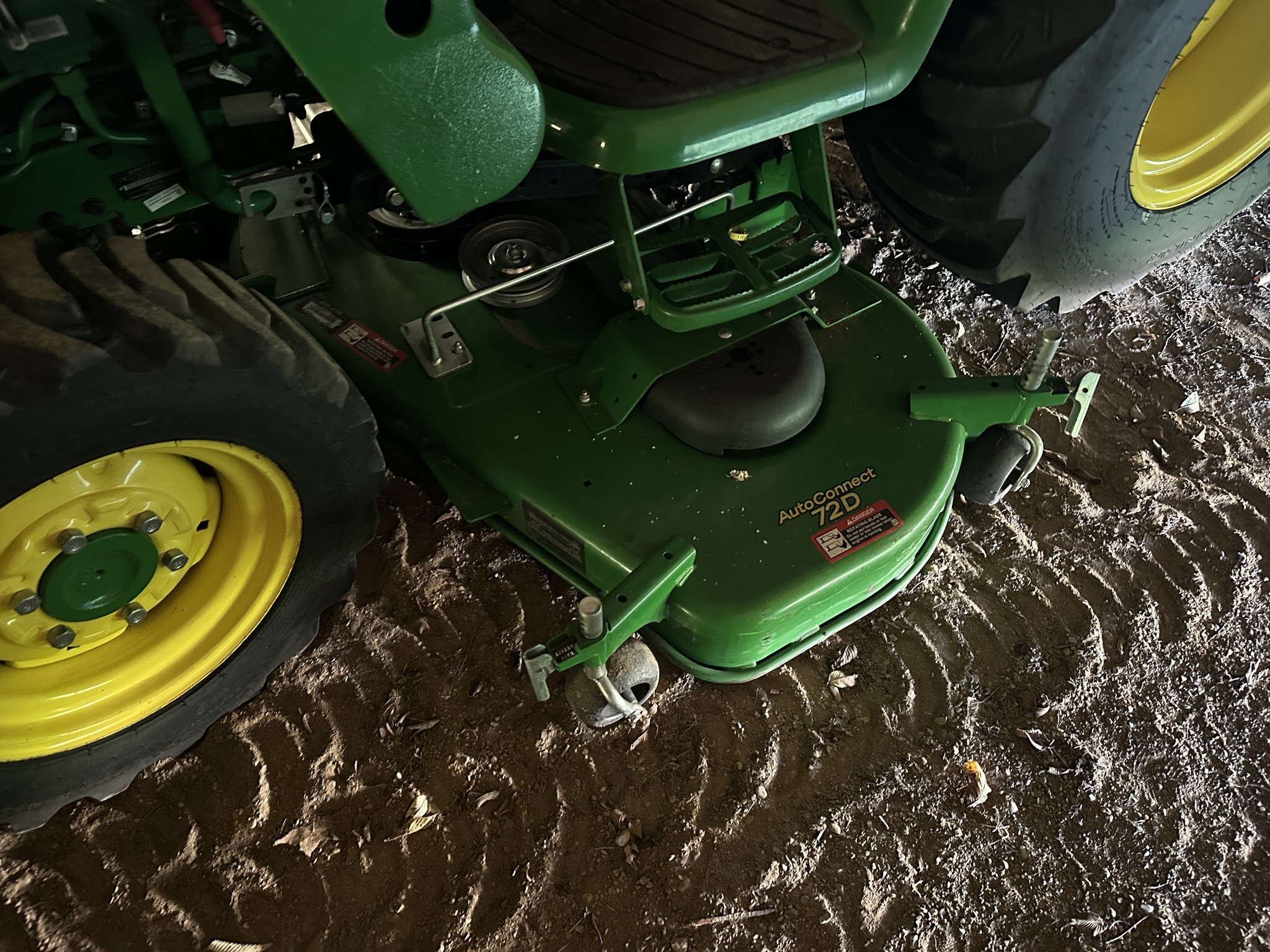 2021 John Deere 3046R Image 7