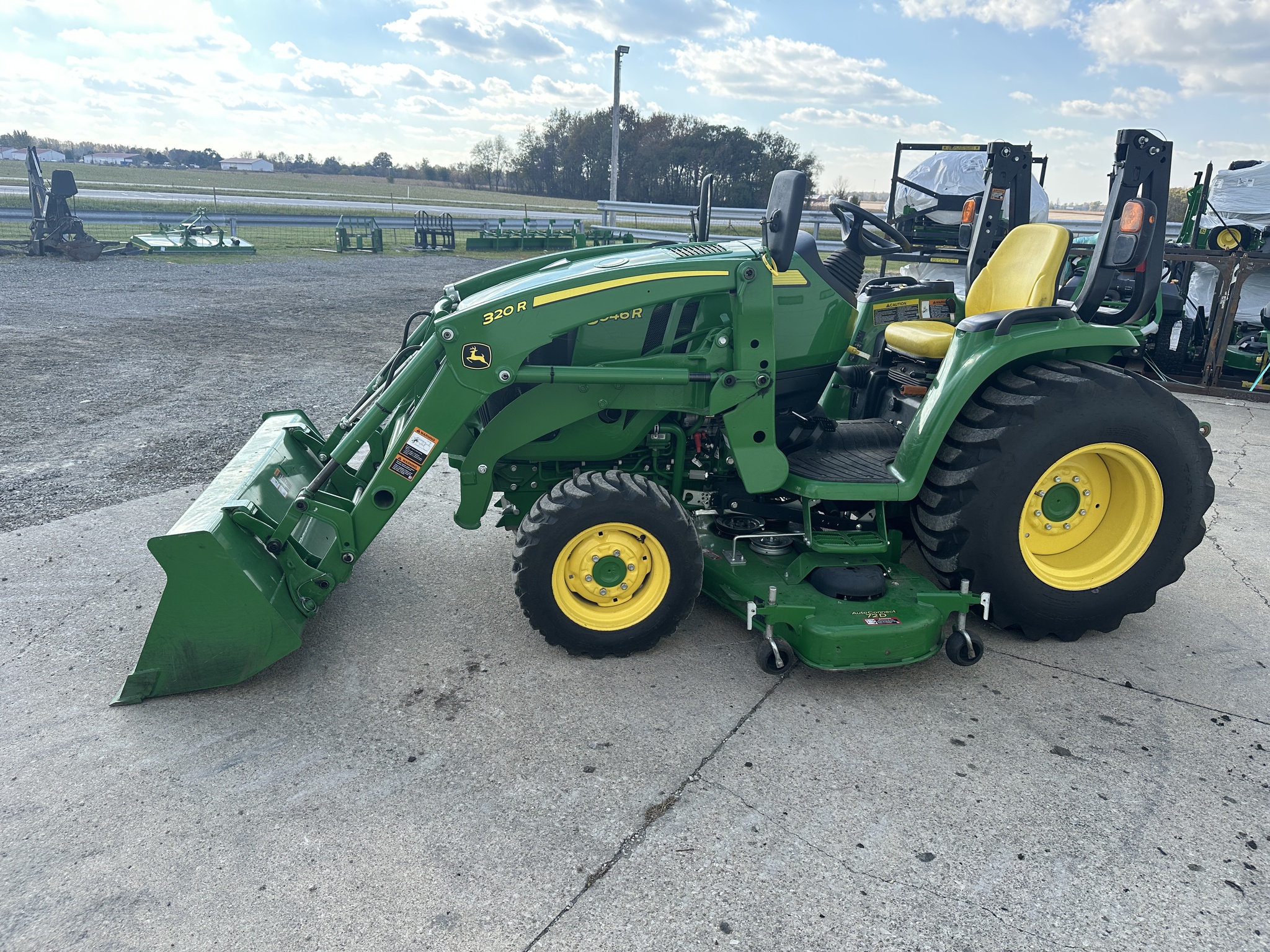 2021 John Deere 3046R Image 3