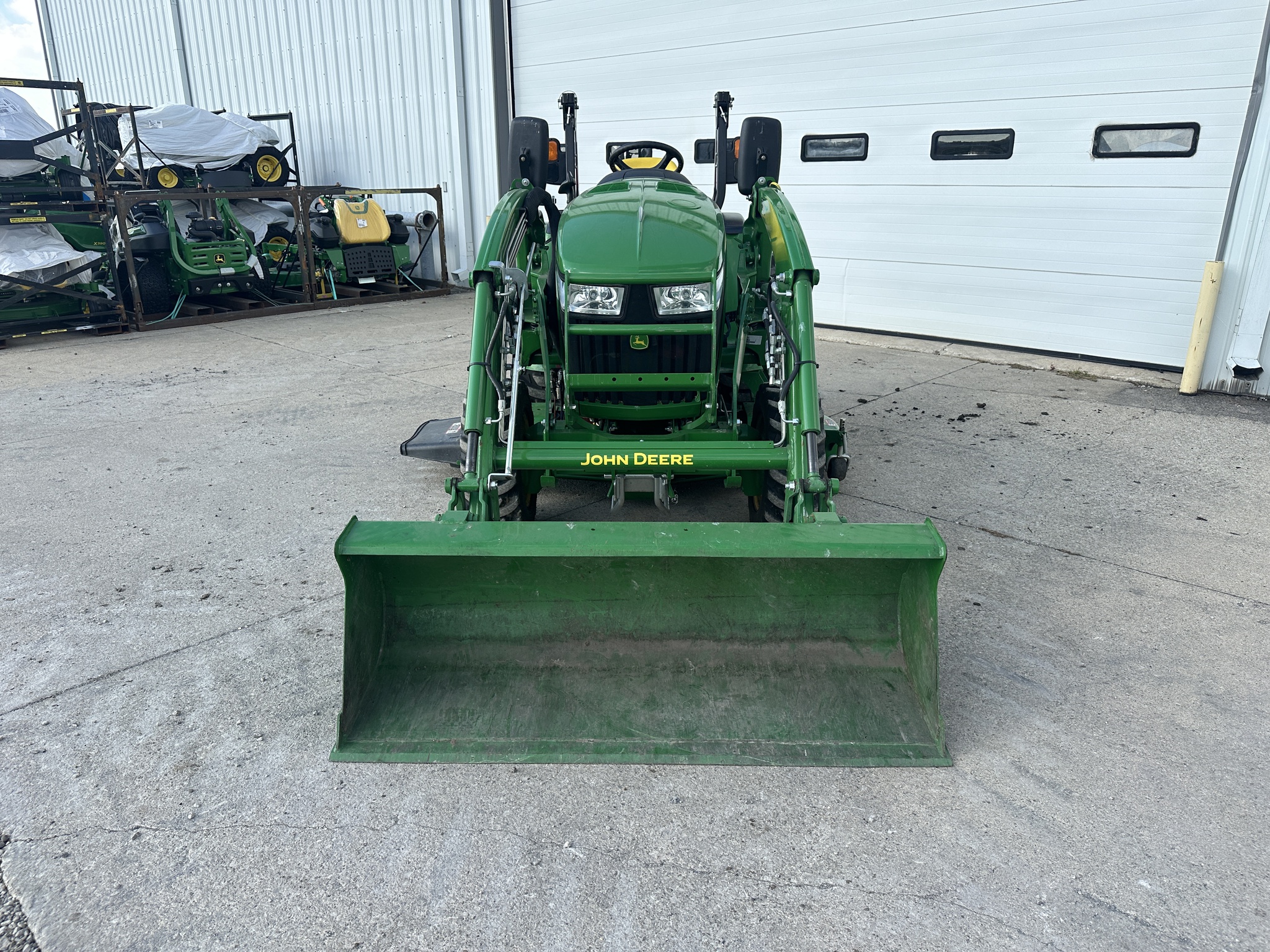 2021 John Deere 3046R Image 7