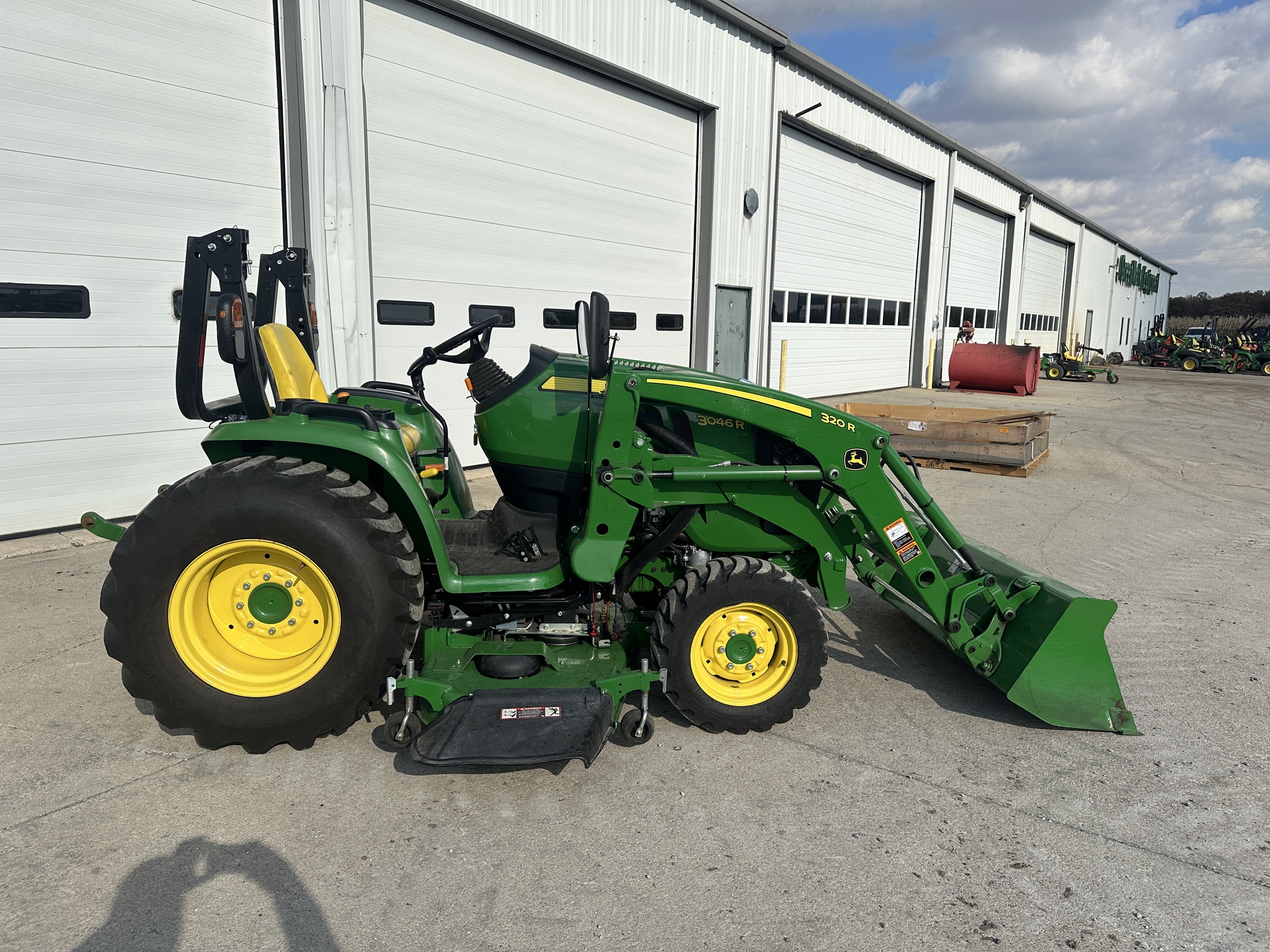 2021 John Deere 3046R Image 4
