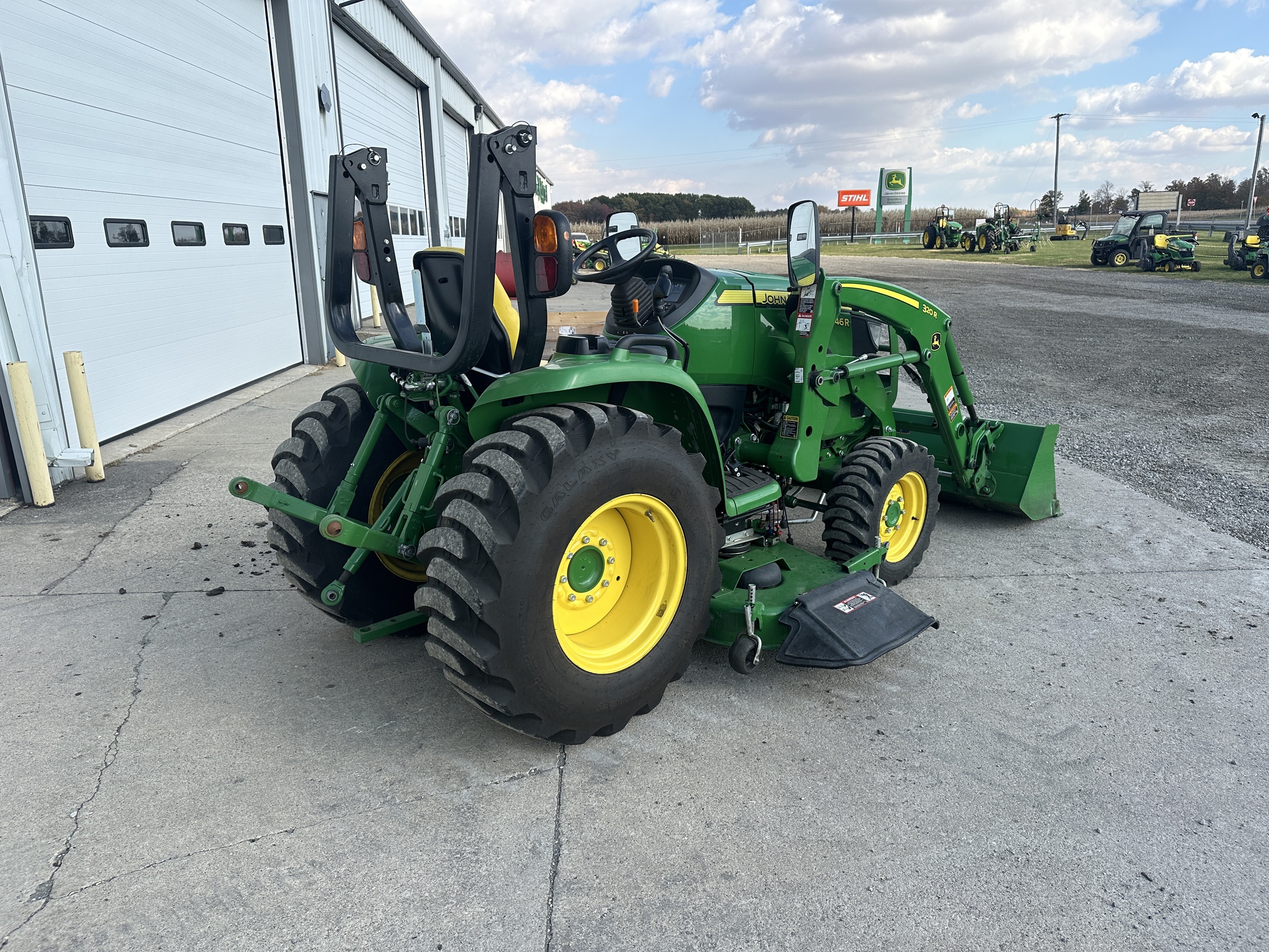 2021 John Deere 3046R Image 5