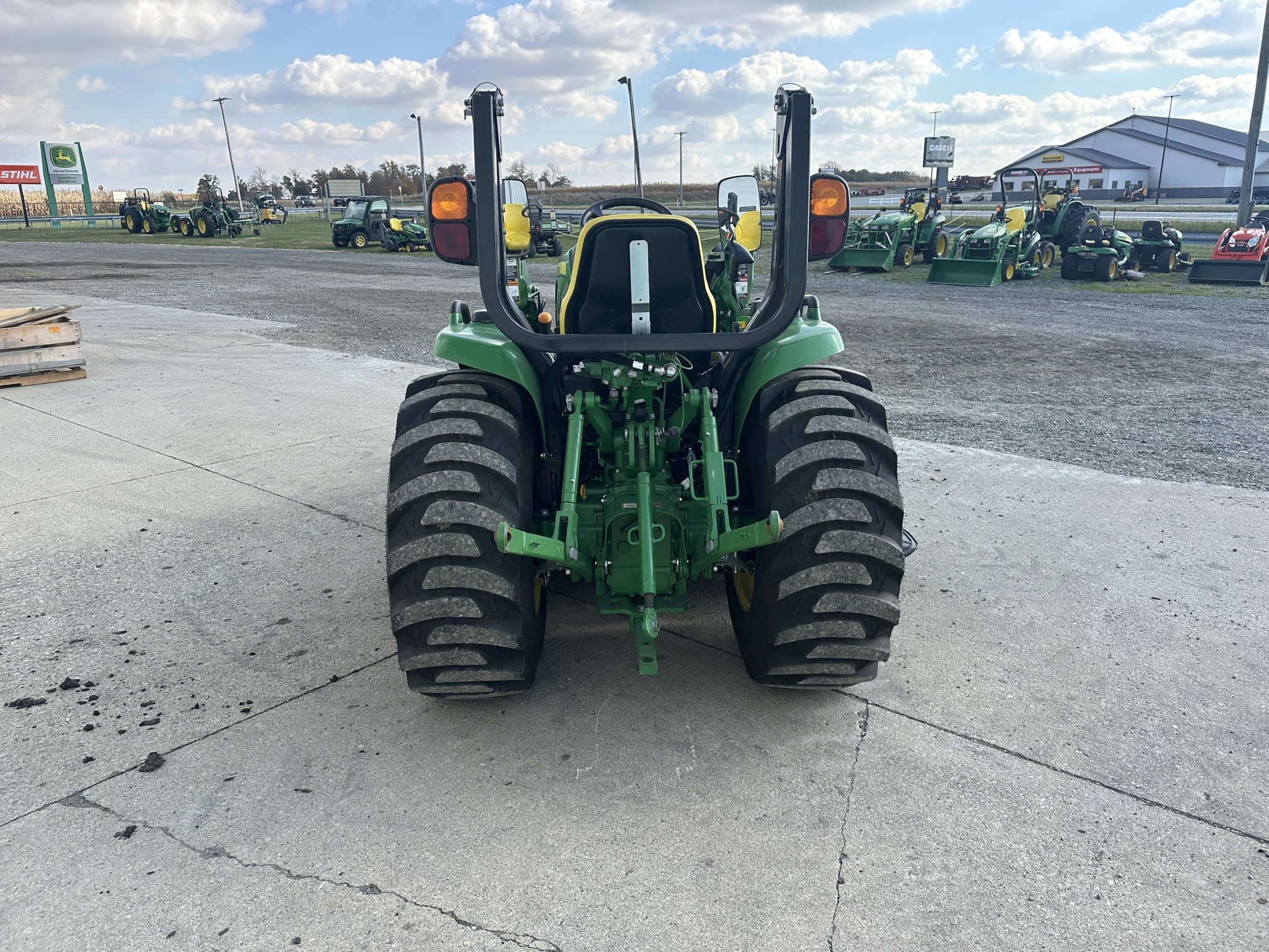2021 John Deere 3046R Image 8