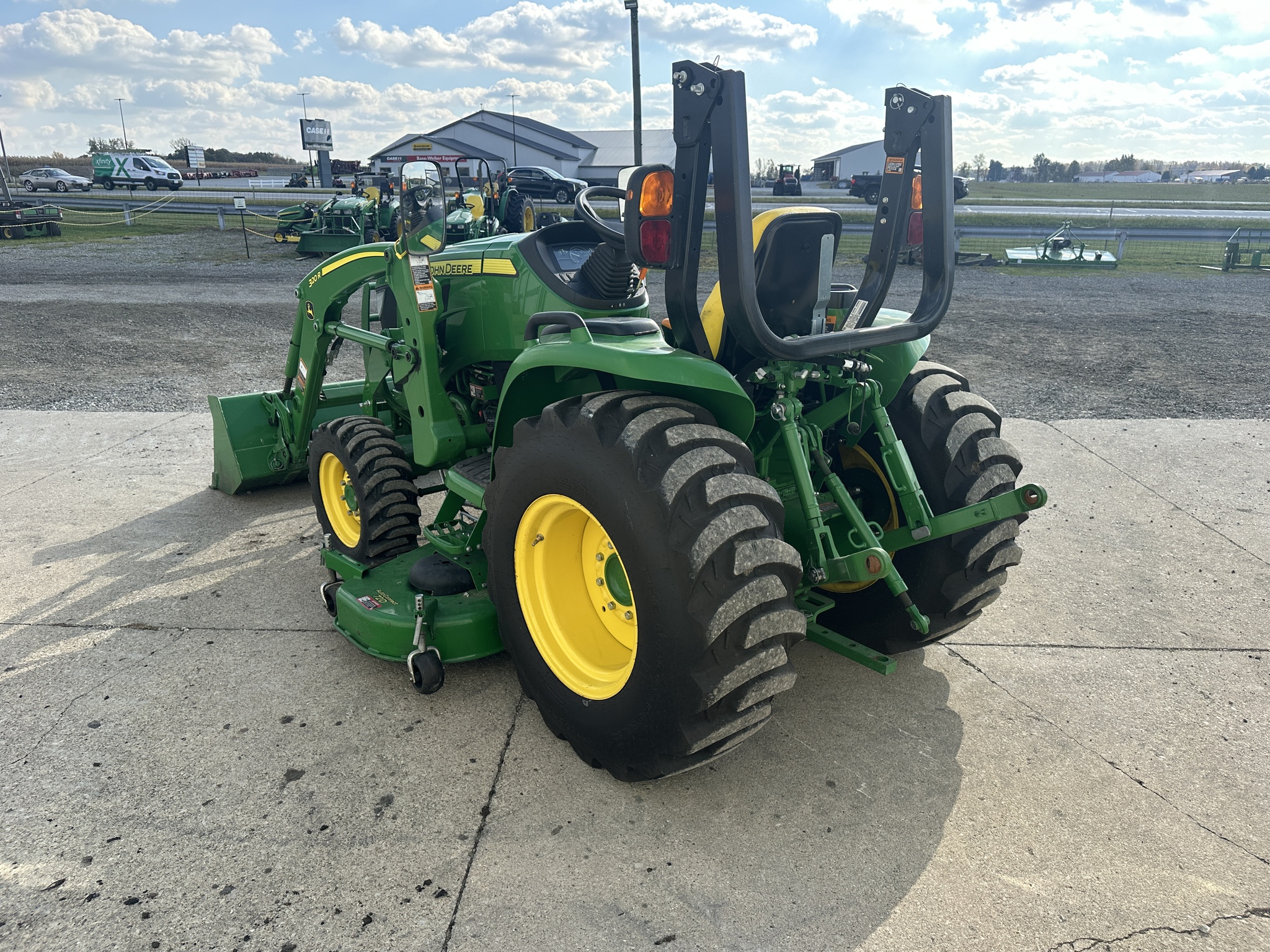 2021 John Deere 3046R Image 6