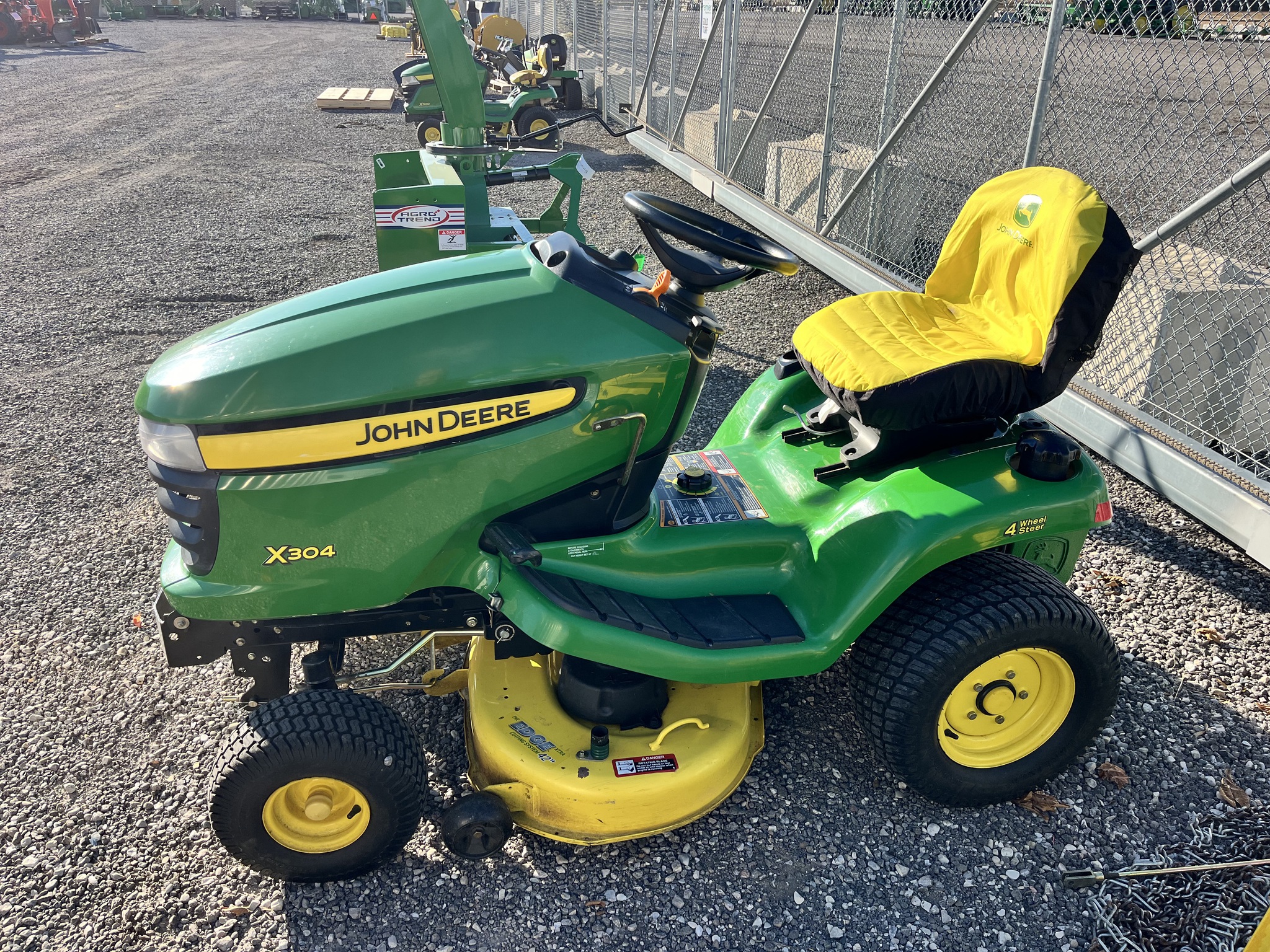 2010 John Deere X304 Image 2